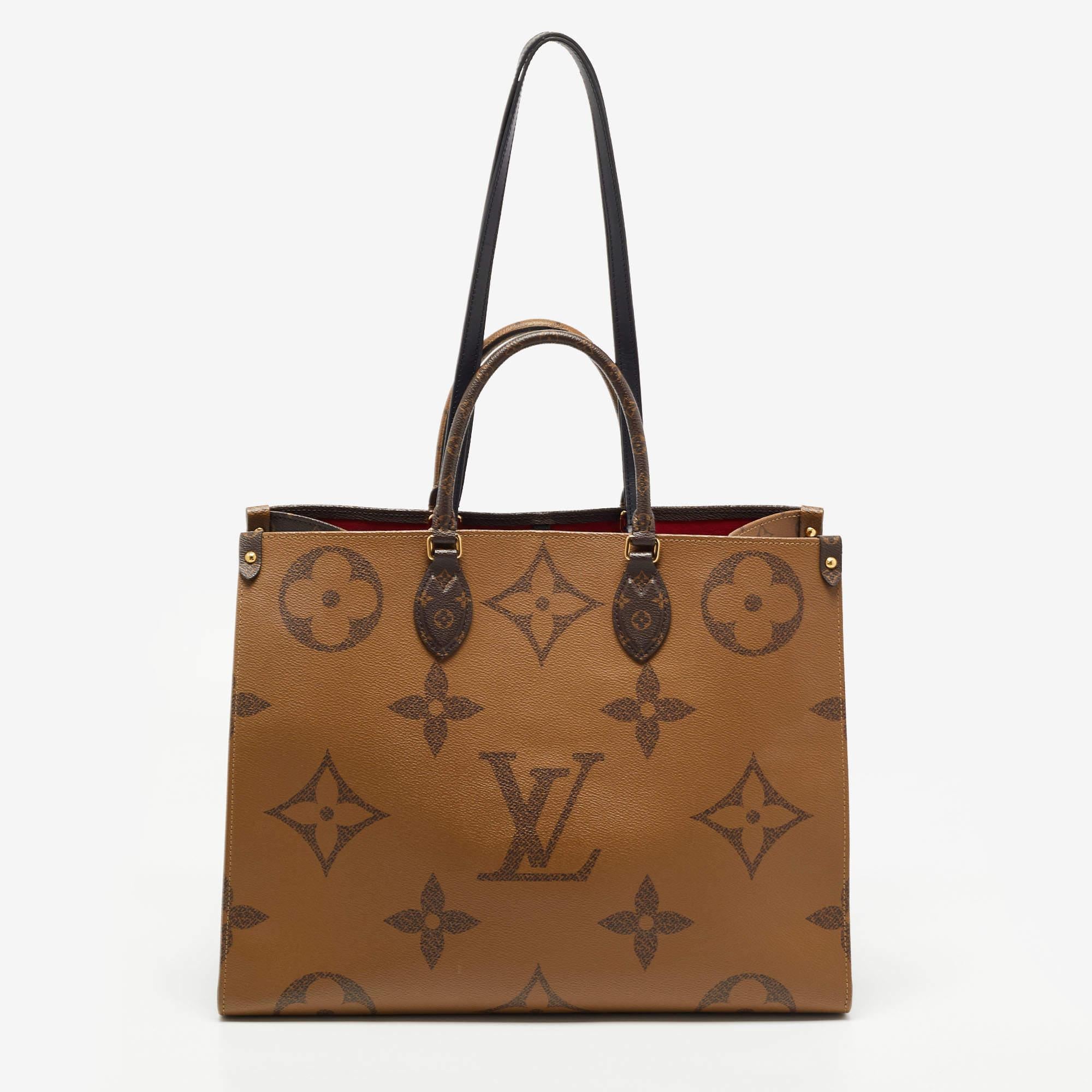 This Onthego bag easily delivers on the sophisticated charm of Louis Vuitton. This creation has been beautifully crafted from Monogram Giant canvas and styled with Monogram & Monogram Reverse on the sides. The interior is lined with canvas and sized
