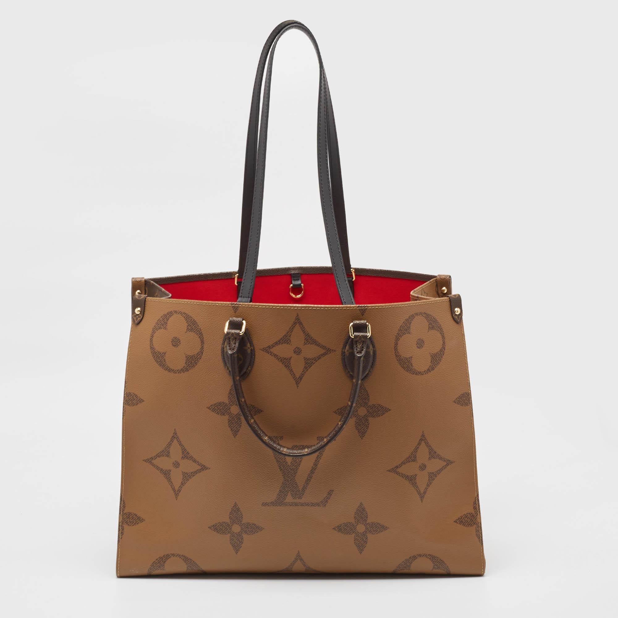 Issu de la collection capsule Monogram Giant de Louis Vuitton, ce sac Icone présente le motif emblématique dans un nouveau style. Il arbore le logo signature et des motifs floraux dans un format surdimensionné. Cette création est un fourre-tout