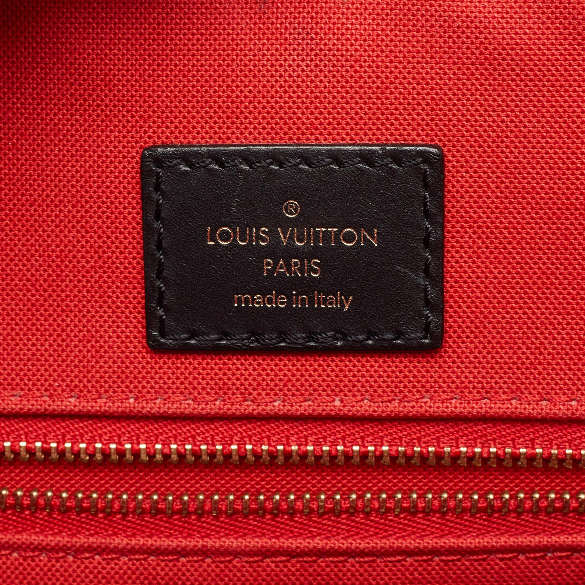 Louis Vuitton - Sac OnTheGo GM en toile géante à monogramme inversé 4