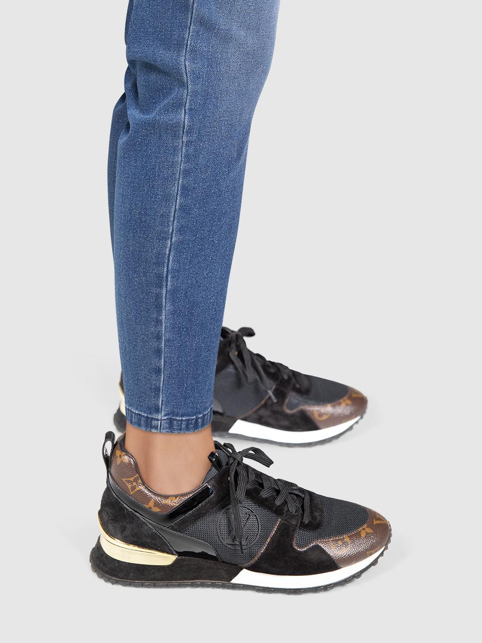 El ESTADO es Muy bueno. Se aprecia un desgaste mínimo en las zapatillas. Desgaste mínimo en la zona del talón de ambos zapatos, donde se aprecian ligeros pilling y abrasiones. Hay algunos pequeños arañazos en ambos zapatos en la piel de la patena y