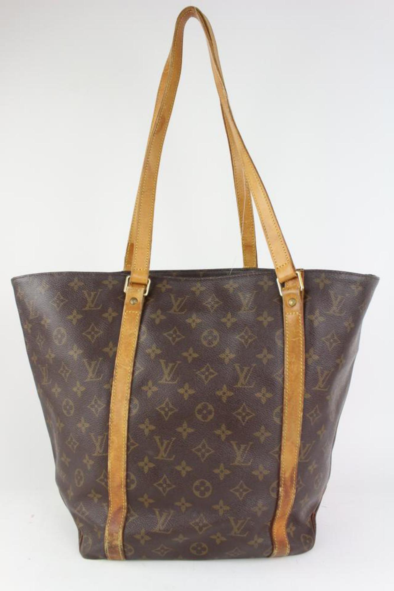 Sac fourre-tout à monogramme Louis Vuitton 6LV1022 État moyen - En vente à Dix hills, NY