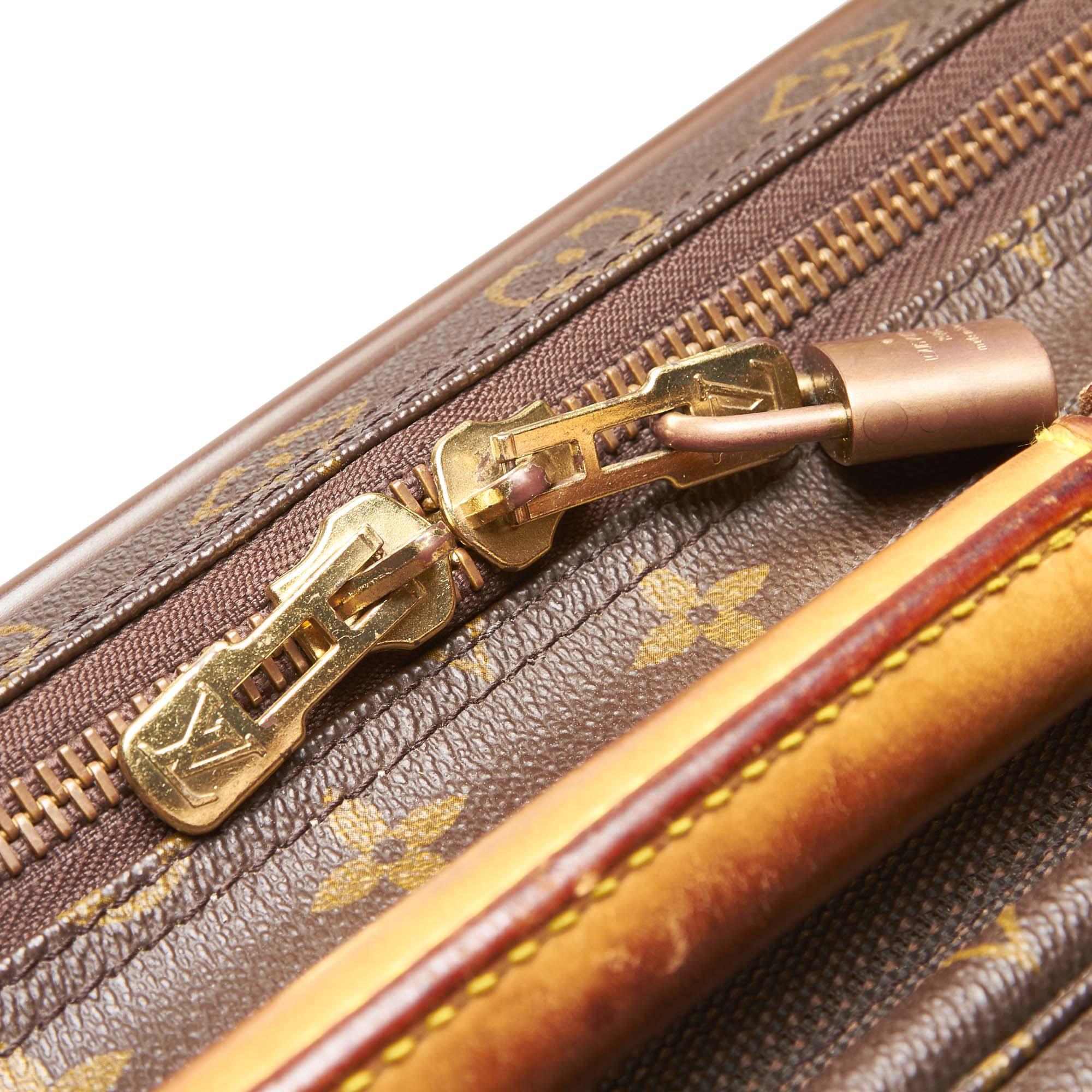 Louis Vuitton Monogram Satellite 53 Top-Handle-Koffer.
Sehr guter Zustand zeigen, einige leichte Gebrauchsspuren und Verschleiß, aber nichts sichtbar. Ein schönes Stück für Ihren Kleiderschrank!
Die Satellite 53 hat einen Korpus aus Segeltuch mit
