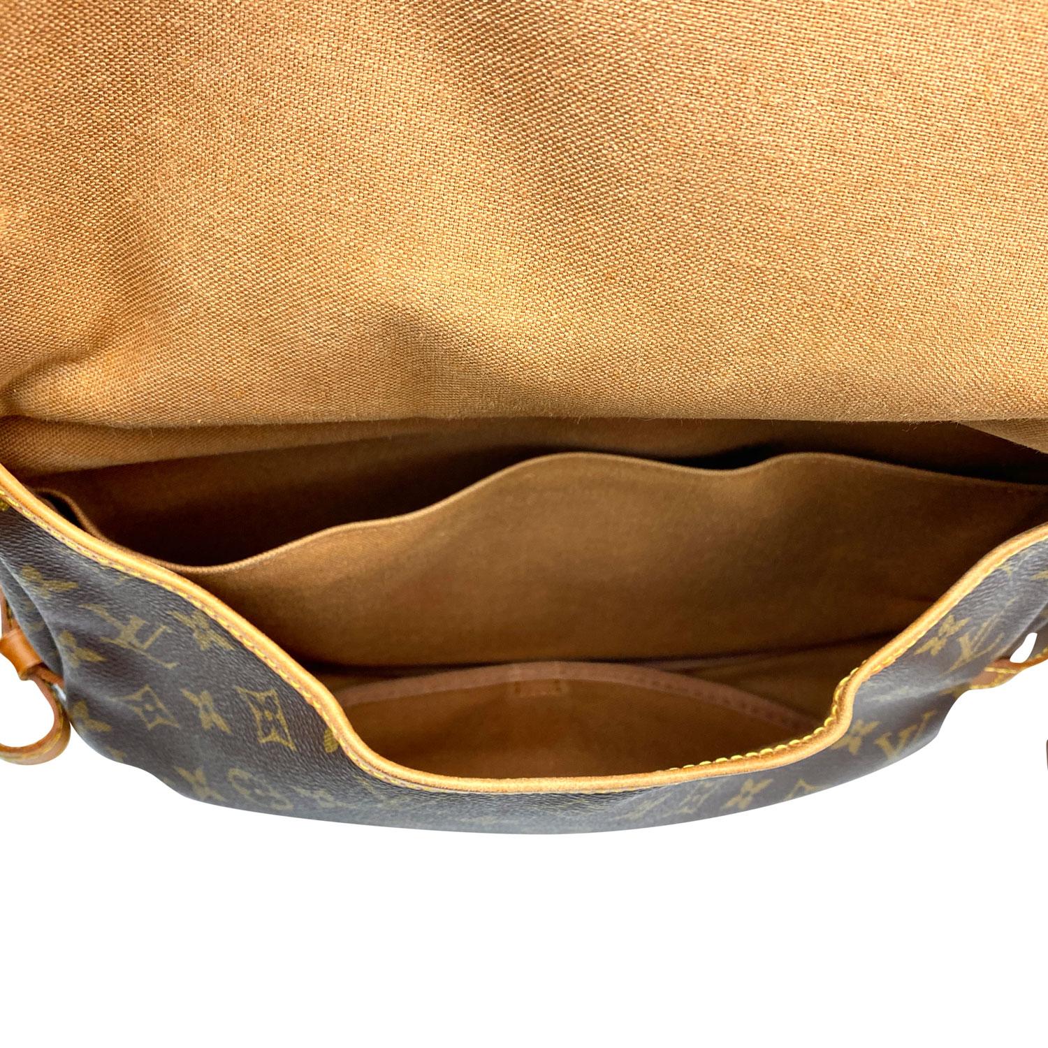 Louis Vuitton Monogram Saumur 30 Crossbody Bag In Good Condition In Sundbyberg, SE