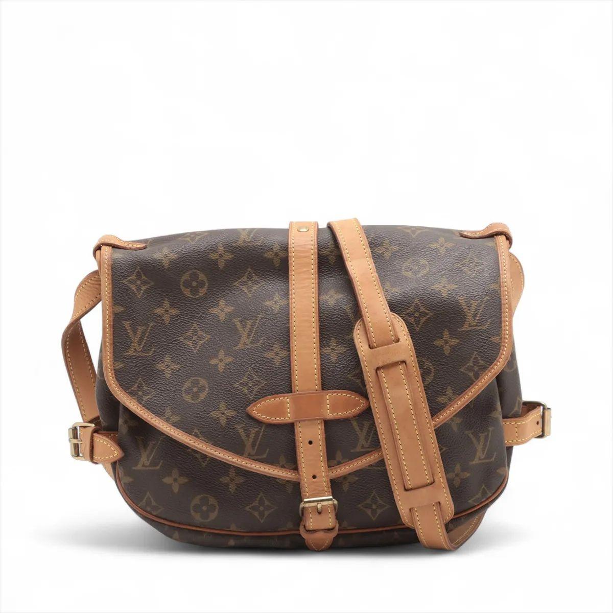 El Monograma Saumur 30 de Louis Vuitton es un bolso clásico y versátil que encarna el icónico diseño de lona Monograma de la marca. El bolso cruzado presenta el monograma LV, reconocible al instante, en ricos tonos marrones, exudando una sensación
