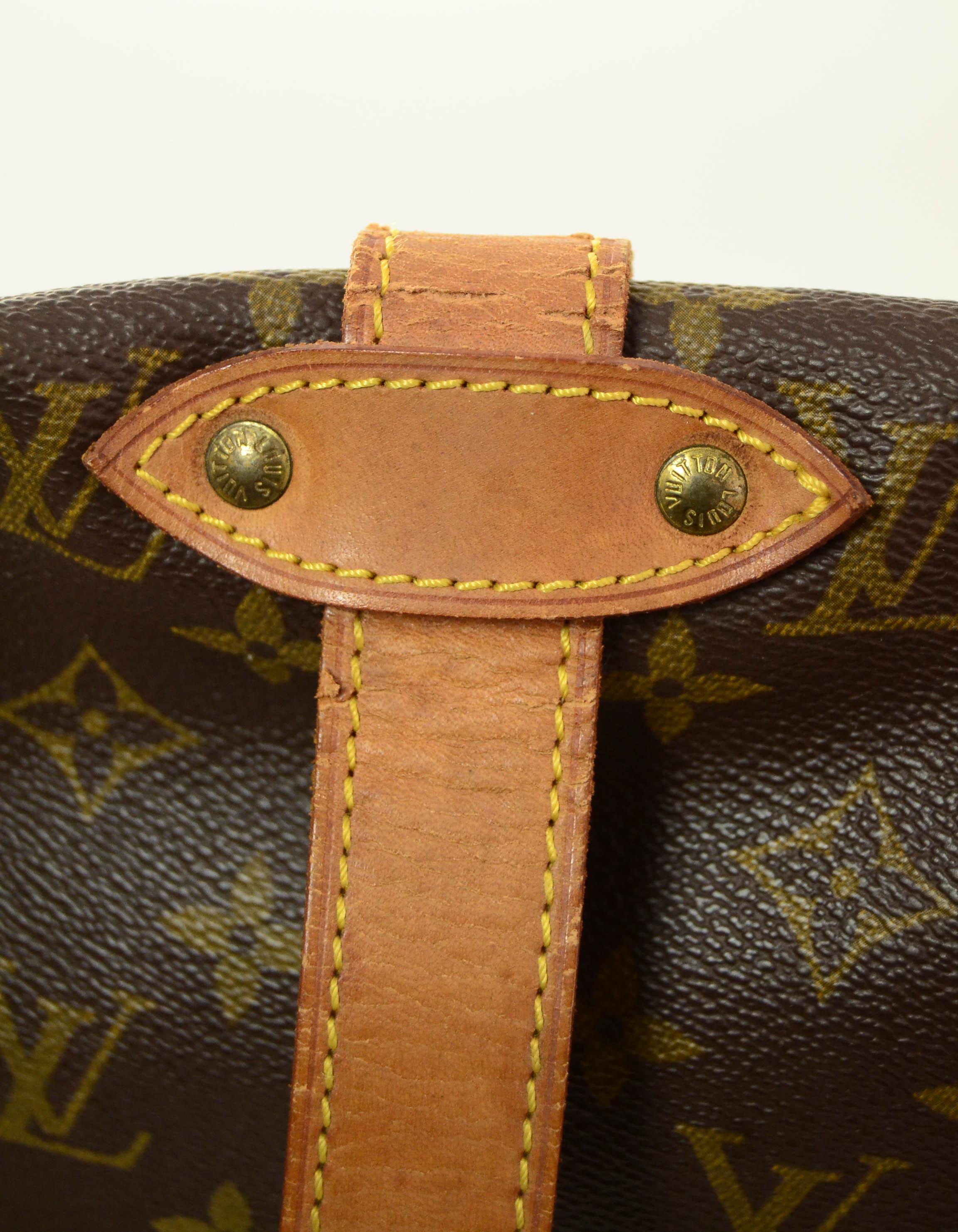 Louis Vuitton Monogram Saumur 35 Doppia Borsa a Sella

Prodotto in: Francia
Anno di produzione: 1990
Colore: Monogramma marrone
Hardware: Oro
Materiali: Tela rivestita e pelle vacchetta
Fodera:Tela
Chiusura/apertura: Patta con cinturino
Tasche