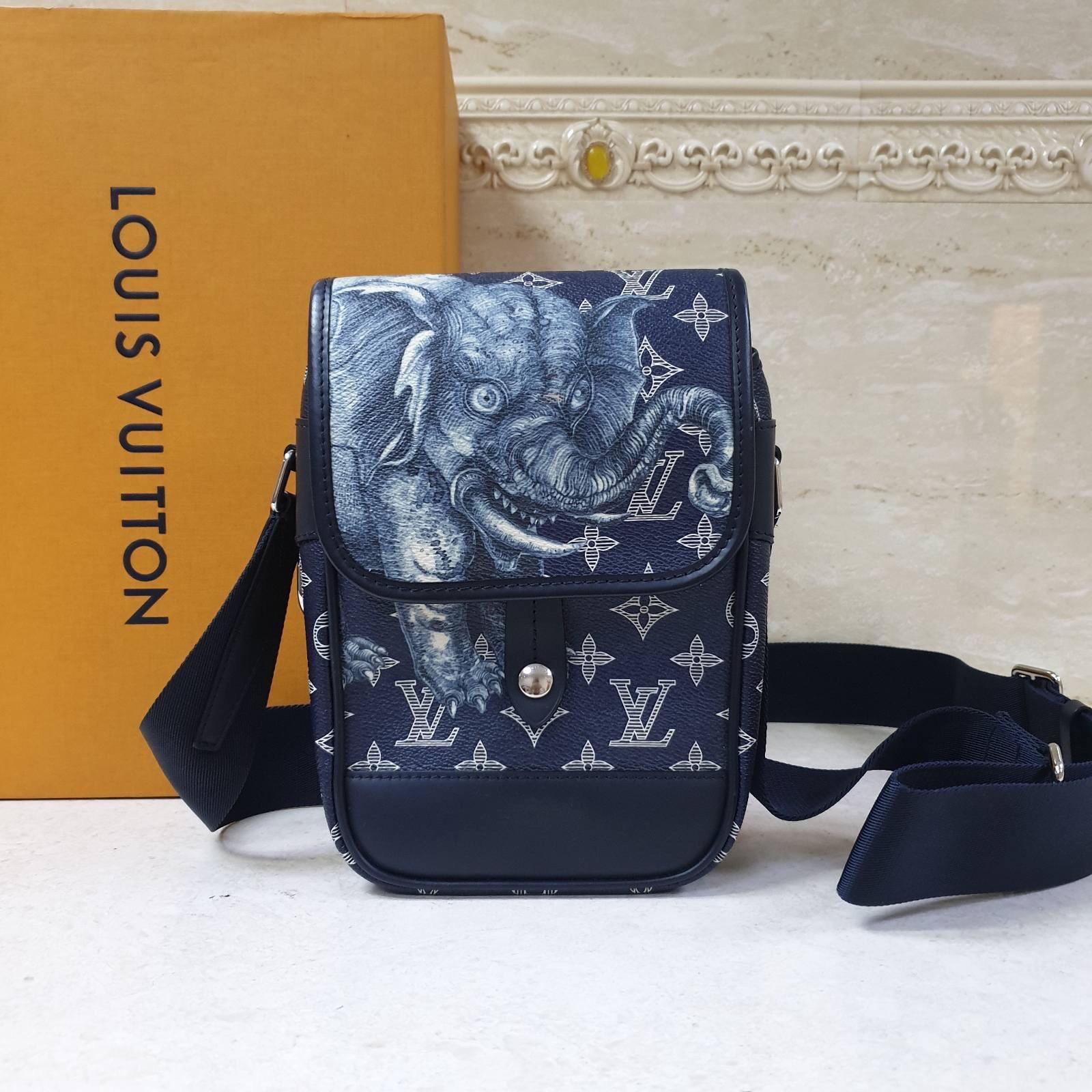 Louis Vuitton  Monogram Savanna Elephant Chapman Brothers Shoulder Bag In Excellent Condition For Sale In Krakow, PL