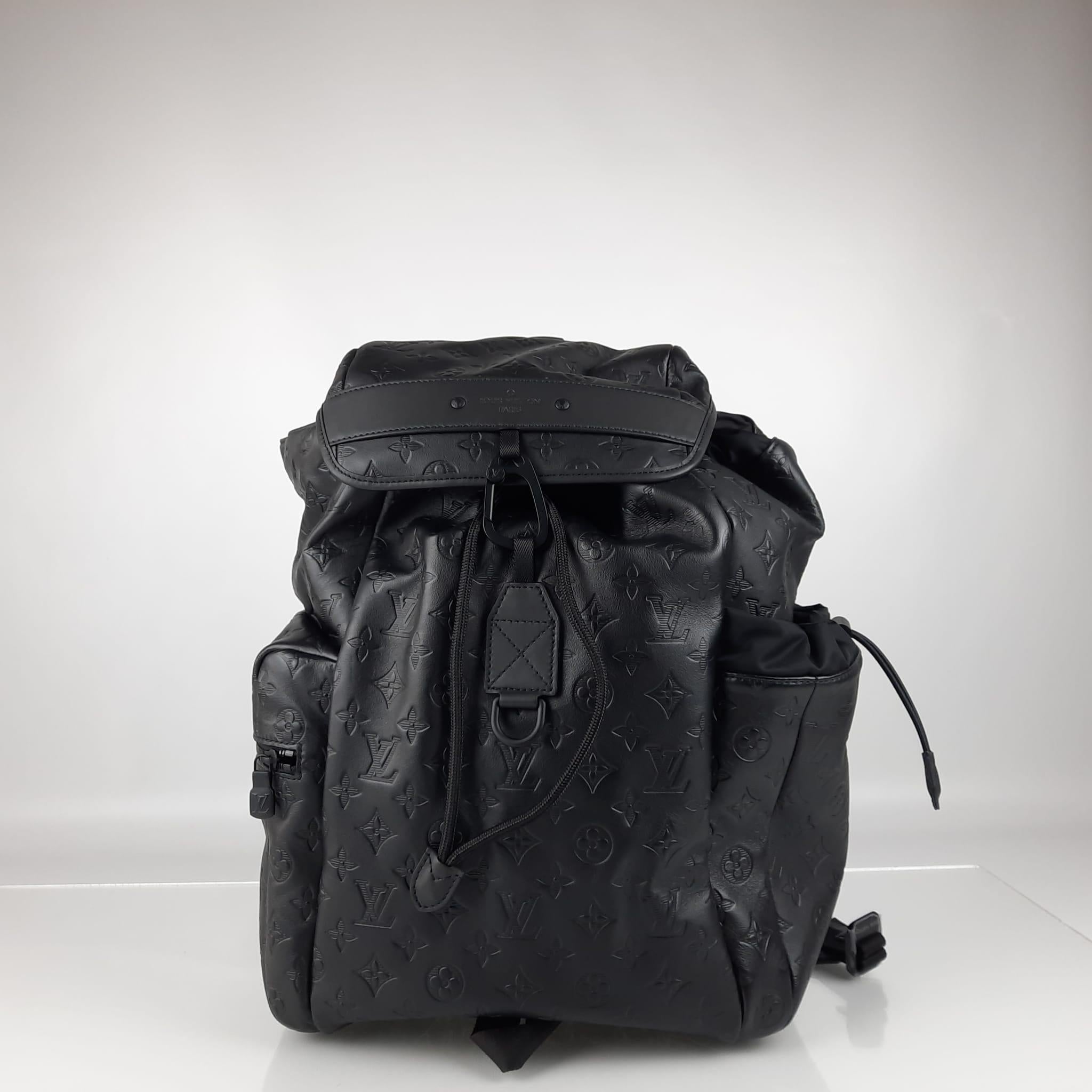 This backpack is equipped with comfortable leather straps and a top handle for different carry styles. Outside: 1 zipped pocket and 1 open pocket. Inside: zipped pocket and double pocket. Handle: single.
