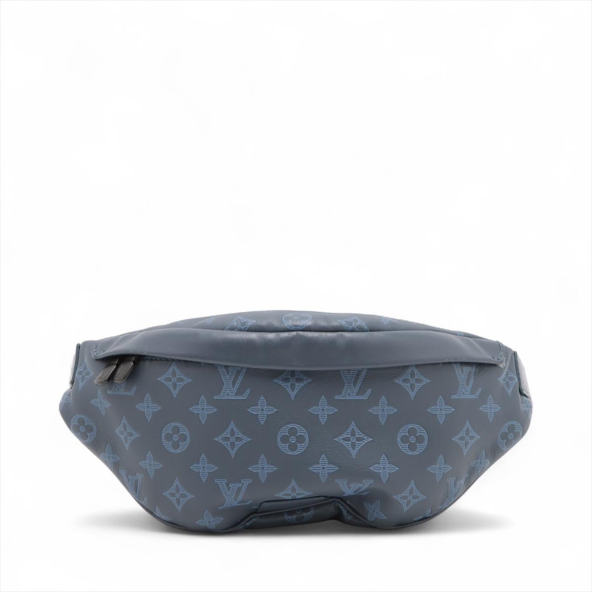 Die Louis Vuitton Monogram Shadow Discovery Bumbag PM in Blau ist ein elegantes und modernes Accessoire aus geschmeidigem, geprägtem Monogram Shadow Leder. Die vielseitige Tasche verfügt über einen geräumigen Innenraum, der reichlich Platz für die