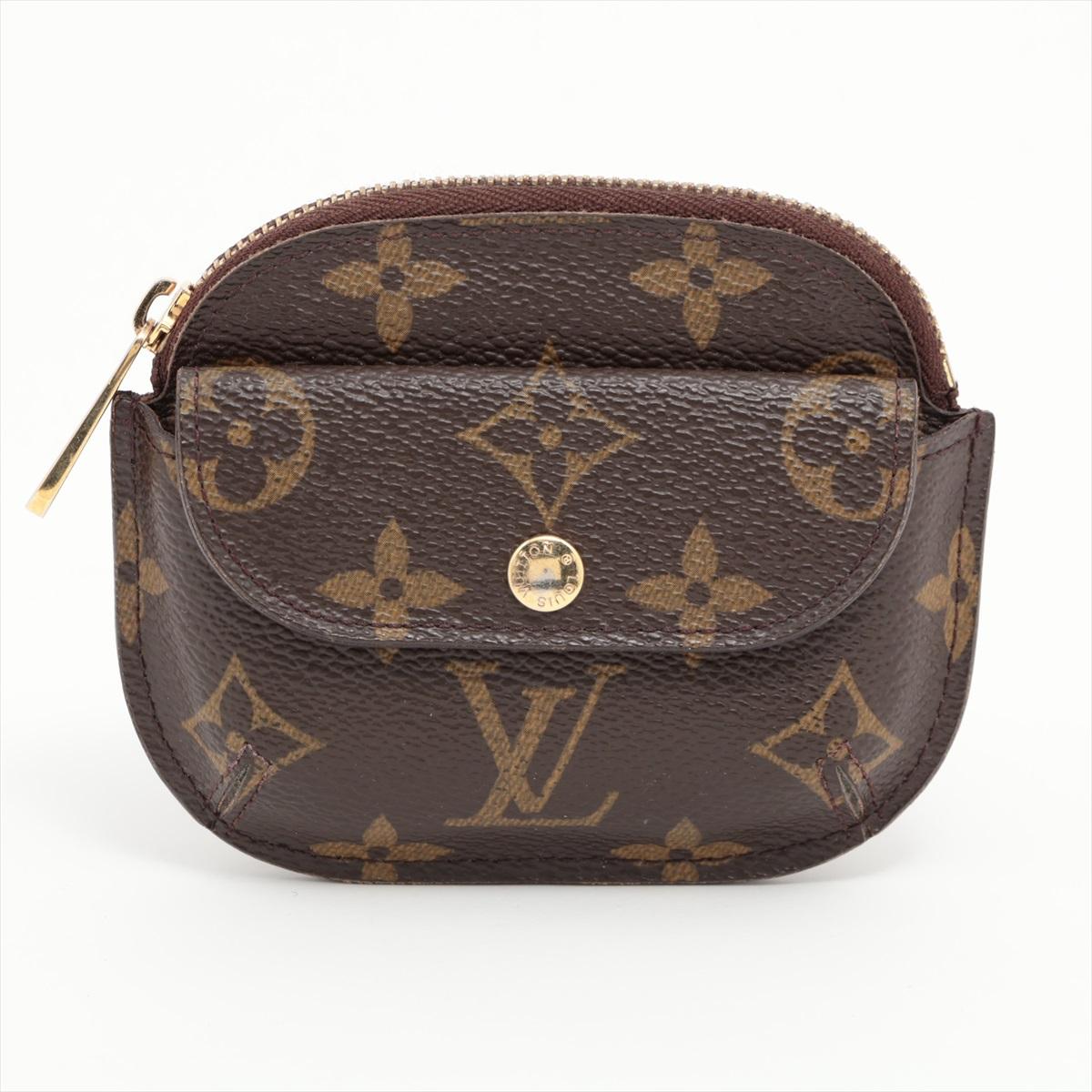 The Louis Vuitton Monogram Shilling Coin Case is a compact and stylish accessory that merges classic design with practical functionality. Crafted with the iconic LV monogram canvas, the coin case showcases the timeless elegance synonymous with the