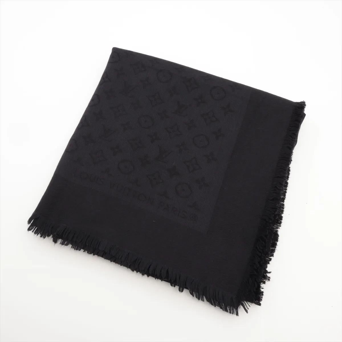 Il foulard in seta Monogram di Louis Vuitton in nero emana una raffinatezza senza tempo e un lusso raffinato. Realizzato in seta pregiata, presenta l'iconico motivo del Monogram LV elegantemente intrecciato, creando un sottile ma sorprendente