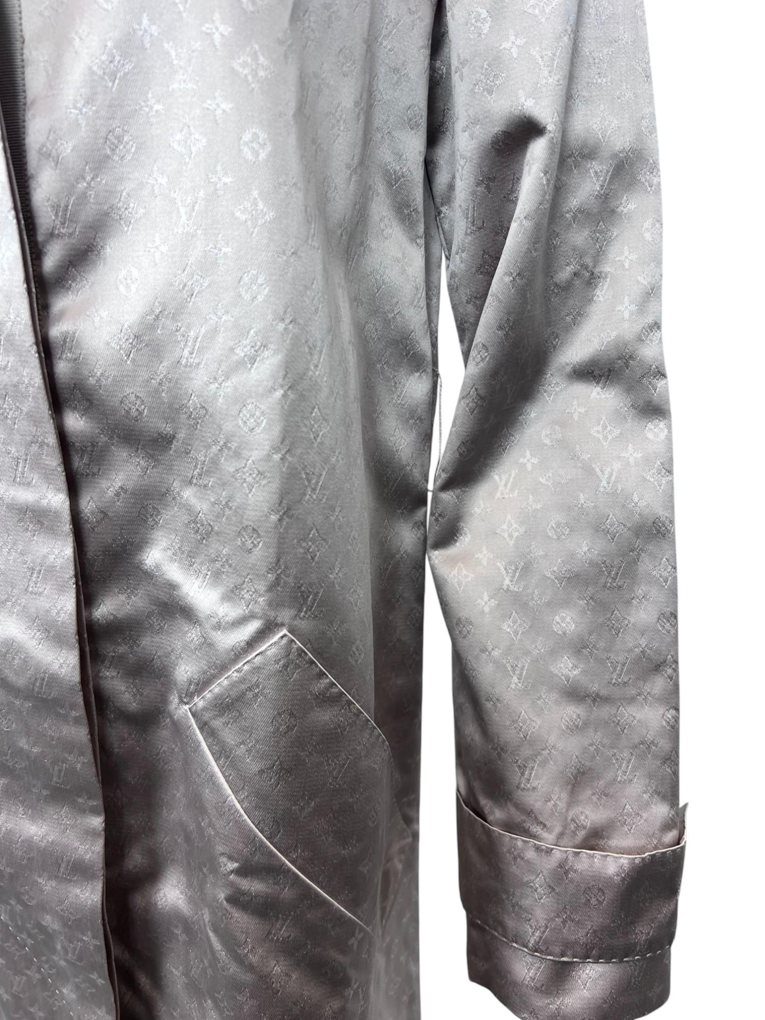 Louis Vuitton Monogram Silk Trench Coat with Detachable Fur Collar Sz: 34 For Sale 8