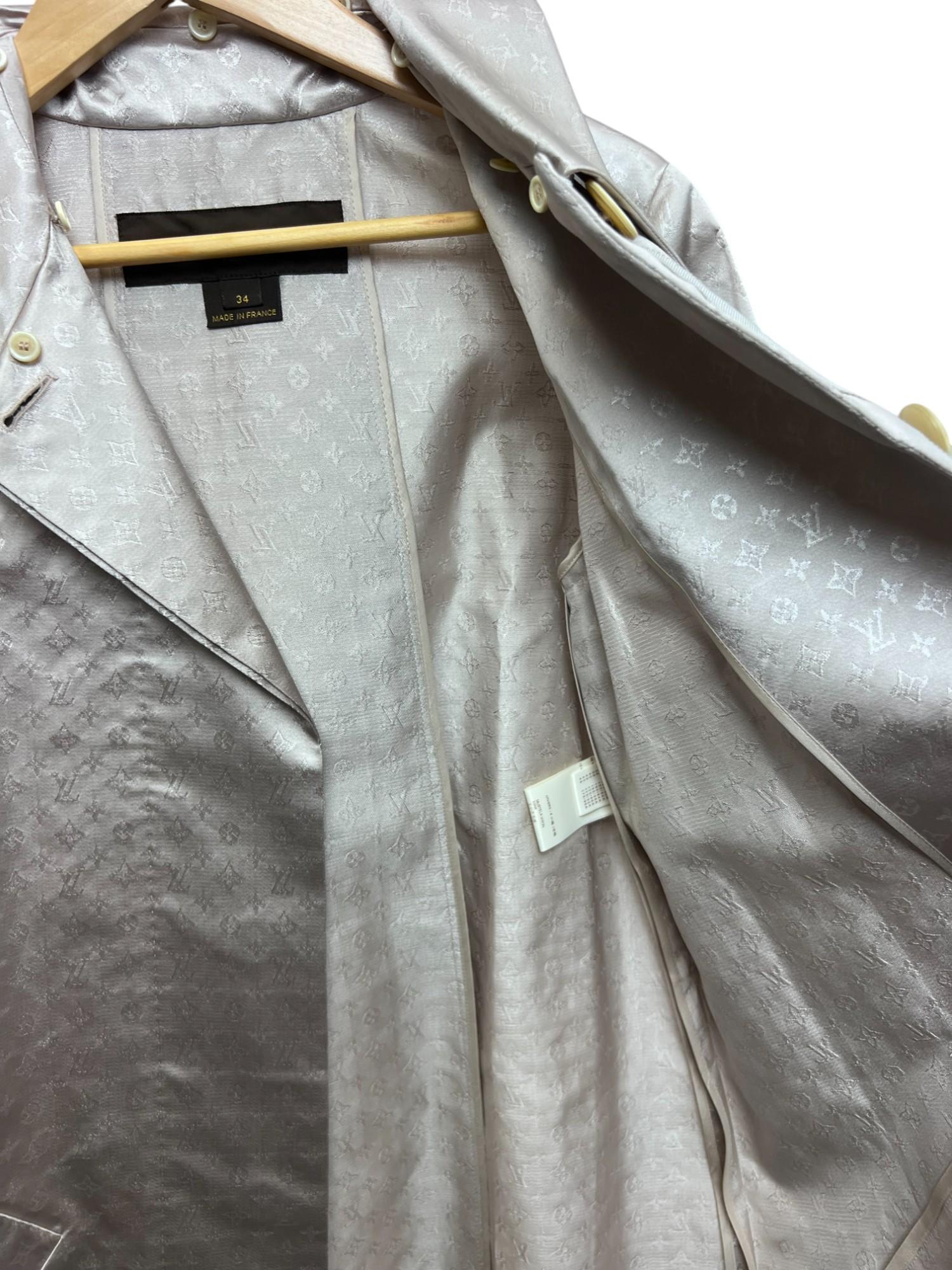 Louis Vuitton Monogram Silk Trench Coat with Detachable Fur Collar Sz: 34 In Excellent Condition For Sale In West Hartford, CT