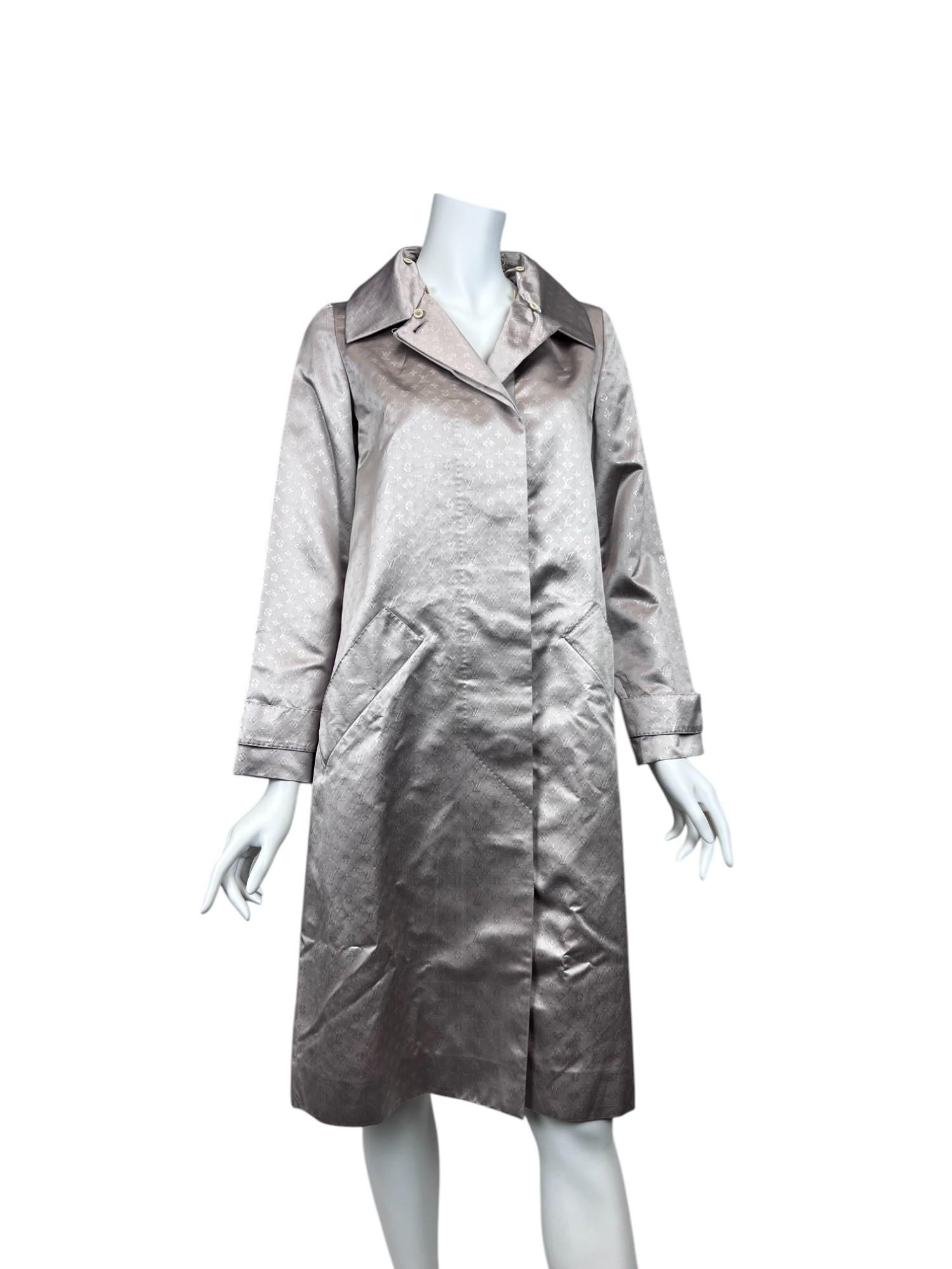 Louis Vuitton Monogram Silk Trench Coat with Detachable Fur Collar Sz: 34 For Sale 2
