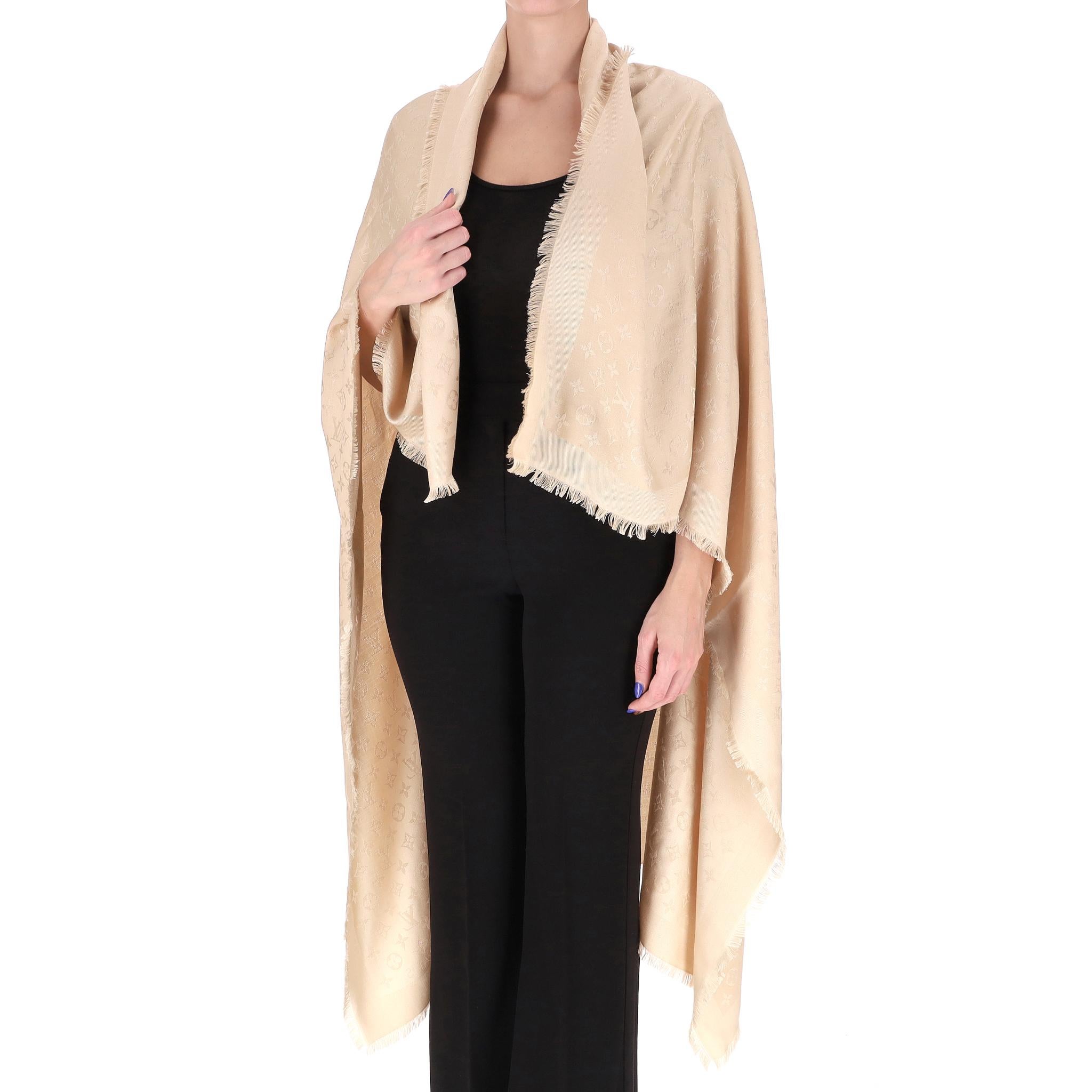 Scialle/Sciarpa in misto lana e seta Louis Vuitton Monogram

Sciarpa beige in misto seta e lana con motivo Monogram all-over.

Caratterizzato dalla firma 