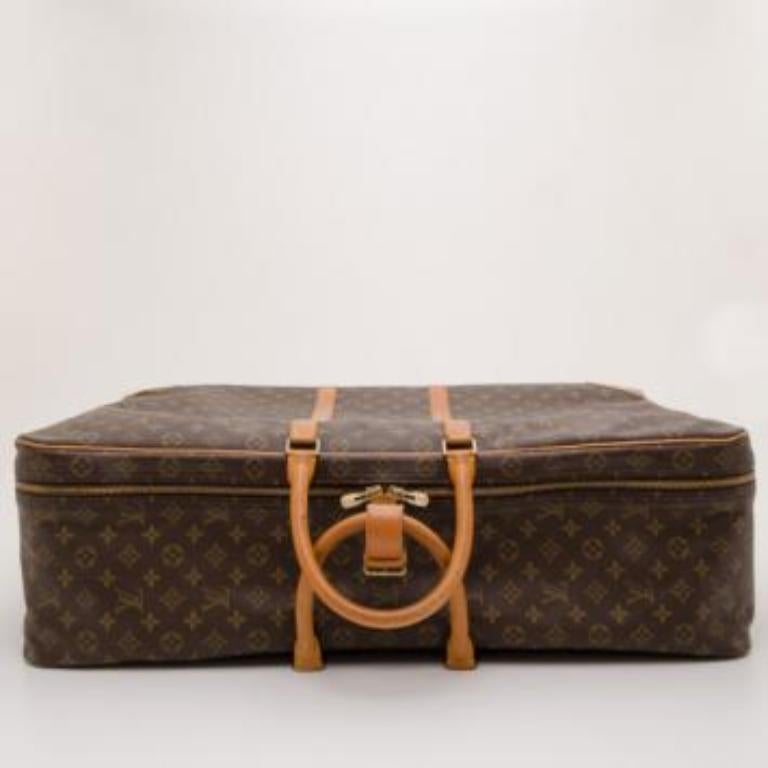 In precedenza il prezzo era di 3.071 dollari (11.210 AED)
Fai un po' di bagagli in più con questa borsa da viaggio Sirius 70 di Louis Vuitton, alla moda e notevolmente capiente. Realizzata in tela rivestita di Monogram con finiture in pelle marrone,