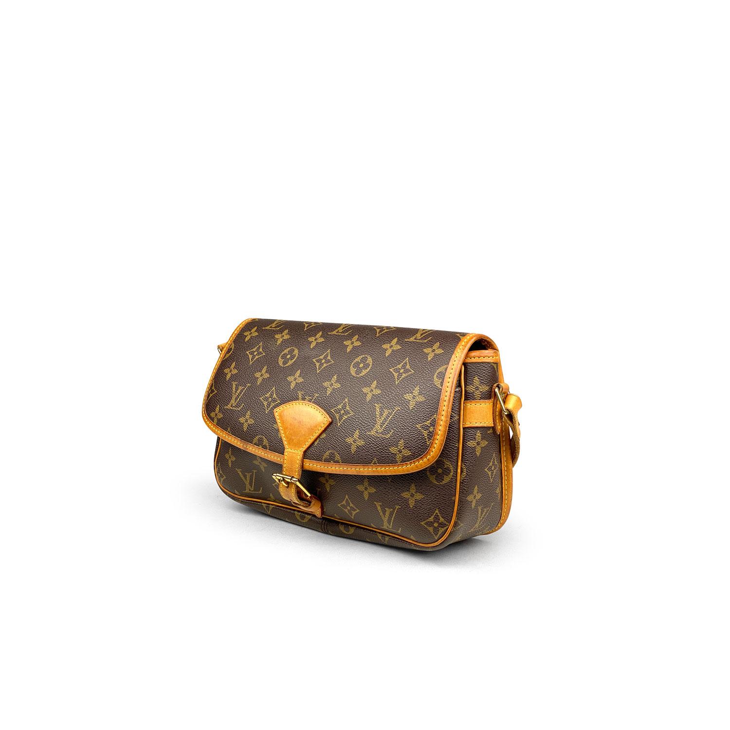 Brown and tan monogram coated canvas Louis Vuitton Sologne bag with

– Brass hardware
– Tan vachetta leather trim
– Single adjustable flat shoulder strap
– Single slit pocket at back, single slit pocket under front flap, brown canvas lining, single