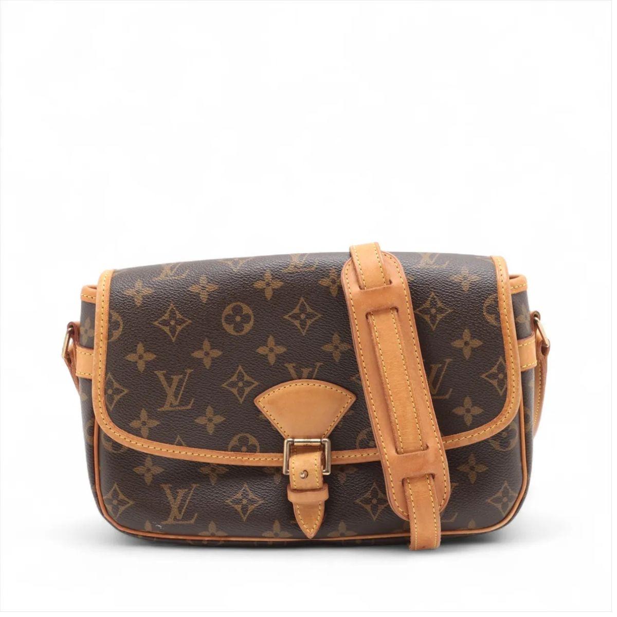 Le Monogram de Louis Vuitton est un sac à bandoulière classique et élégant qui allie parfaitement fonctionnalité et style intemporel. Confectionné en toile Monogram emblématique, ce sac est orné d'une garniture en cuir de vachette naturel qui se
