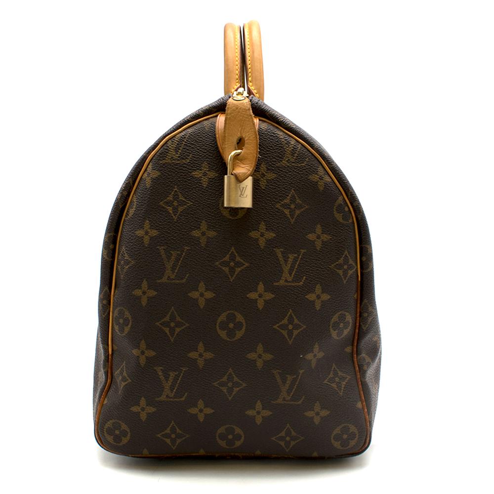 Louis Vuitton Monogram Speedy 25 Bag

- Golden tone hardware
- Zip closure and padlock 
Rounded handles 
- Trimmings in natural cowhide leather 
- a main internal compartment, with a pocket 
- Made in France

Please note, these items are pre-owned