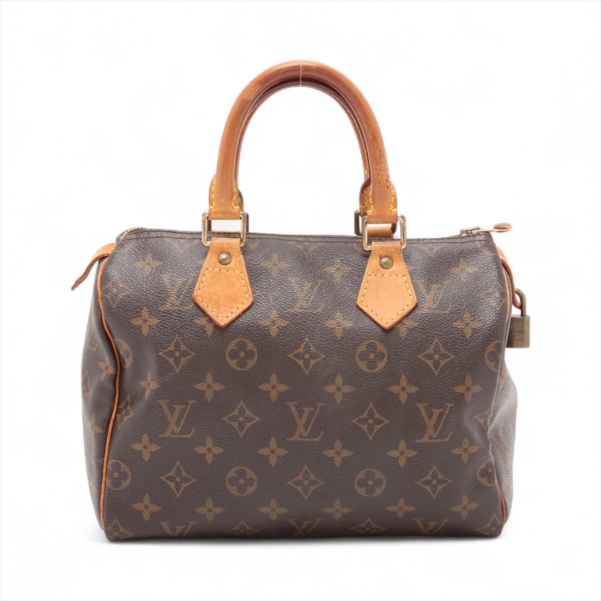 La Louis Vuitton Monogram Speedy 25 è una borsa compatta e senza tempo che offre stile e praticità. Realizzata con l'iconica tela Monogram, la borsa è progettata con una silhouette strutturata che la rende un accessorio versatile da usare tutti i