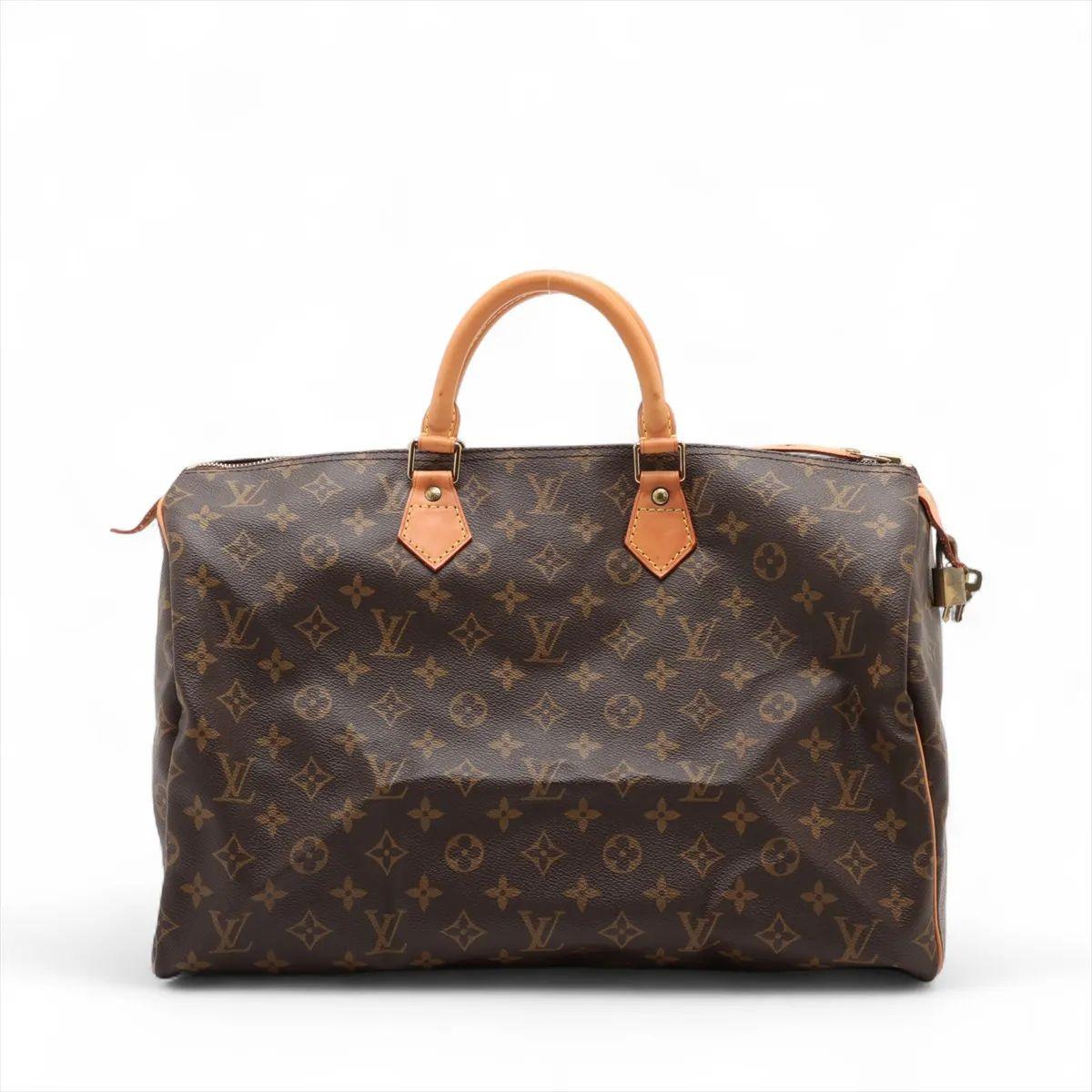 Die Louis Vuitton Monogram Speedy 40 ist eine zeitlose Reiseikone, die Eleganz mit Alltagstauglichkeit verbindet. Sie ist aus dem für das Haus charakteristischen Monogram Canvas gefertigt und mit einem Besatz aus natürlichem Rindsleder versehen. Die