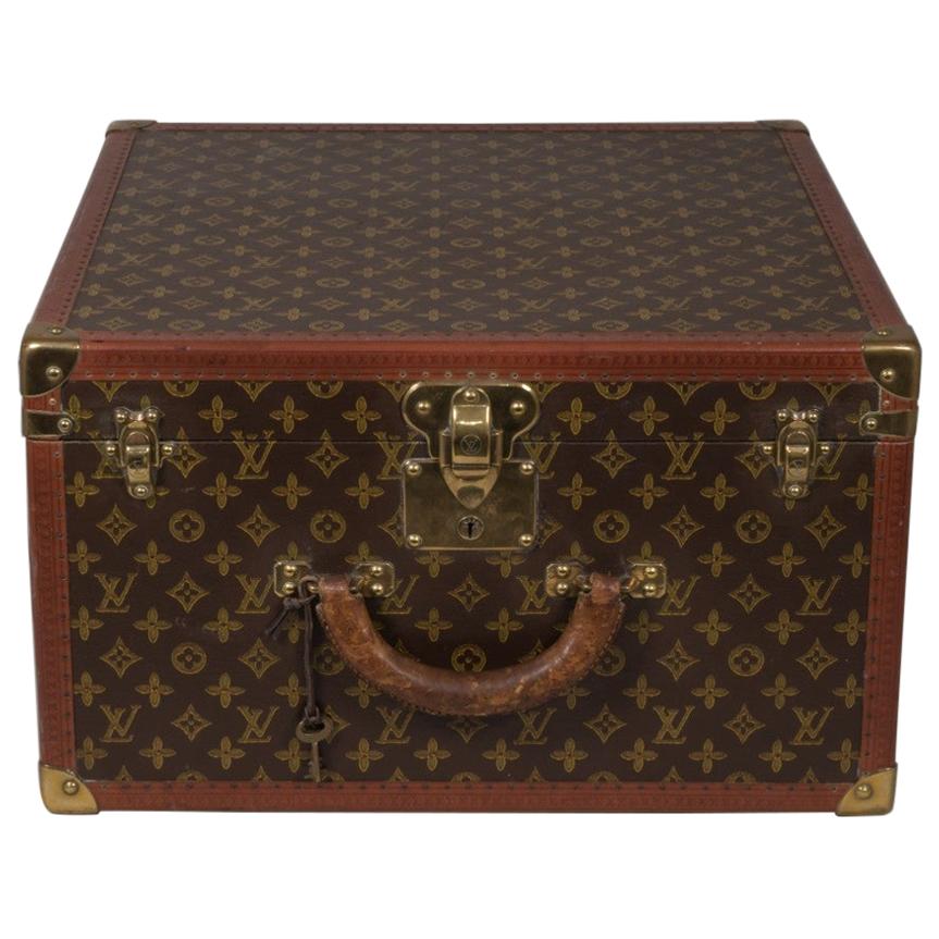 An unusually proportioned LV monogram Louis Vuitton case with brass fittings, lozine trim and original interior including tray and two keys, circa 1955.

Dimensions: 49.5 cm/19½ inches (depth) x 49.5 cm/19½ inches (width) x 29 cm/11⅜ inches