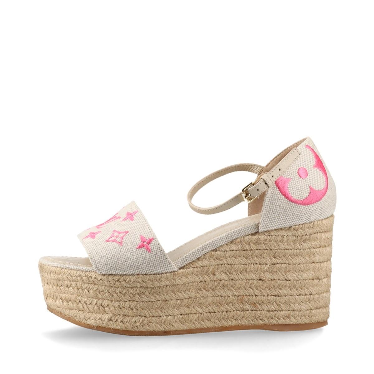 Die Louis Vuitton Monogram Starboard Espadrille-Keilsandale in Weiß und Rosa bietet eine schicke Mischung aus lässiger Eleganz und unverwechselbarem Stil. Mit ihren rosafarbenen, mit Monogrammen bedruckten Canvas-Riemen und dem Keilabsatz aus Jute