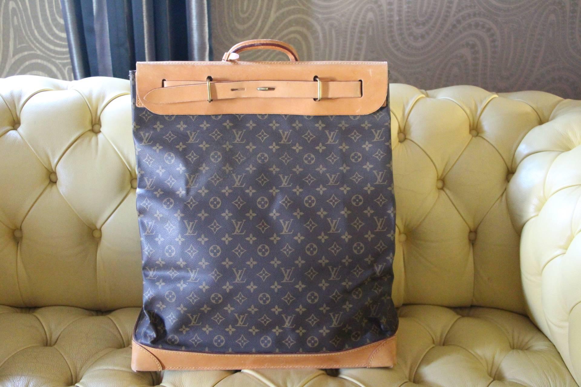 Beautiful Louis Vuitton monogram canvas.
Leather has got a very nice patina. Original LV name holder. Original Louis Vuitton padlock with its key
Its interior is in very good condition, no stain and no smell.
As this bag is not sold any longer in
