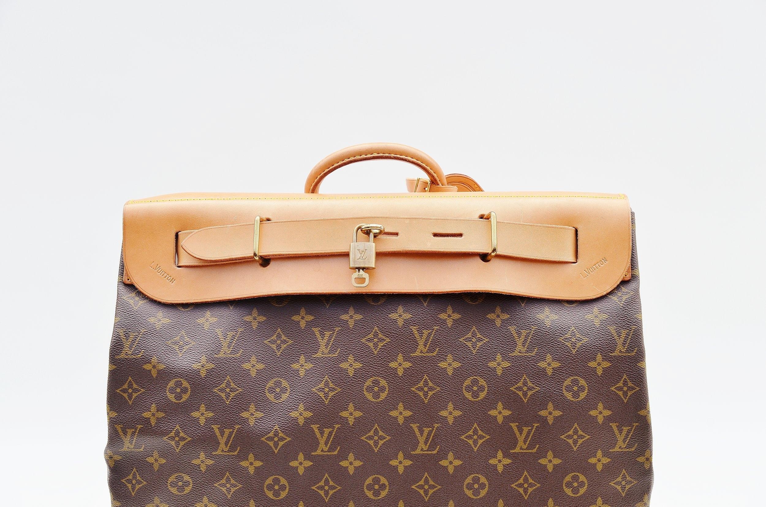 From the collection of Savineti we offer this Louis Vuitton Steamer Bag:
-	Brand: Louis Vuitton
-	Model: Steamer Bag
-	Condition: Good
-	Materials: canvas, leather, gold-tone hardware
-       Length of the handle: 4cm
-       Extras: Lock plus