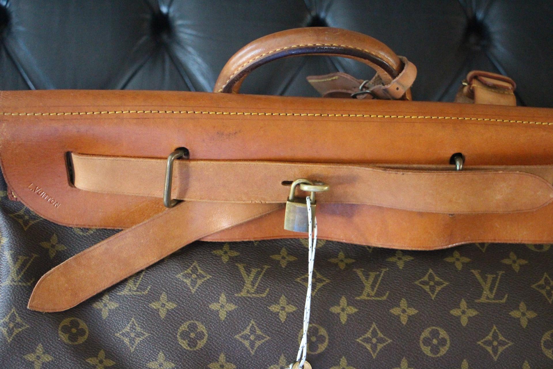 Preciosa y famosa bolsa de vapor de lona con el monograma de Louis Vuitton. Es uno de los diseños de bolso más emblemáticos de Louis Vuitton.
El cuero tiene una pátina de color caramelo muy bonita y rica.
Viene con su candado y su llave.
Su interior