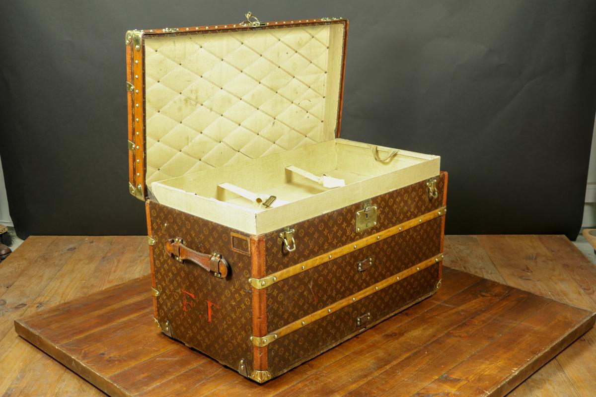 Louis Vuitton monogram steamer trunk
Original conditions with 2 original trays
Leather handels
Lozine borders
Brass locks.