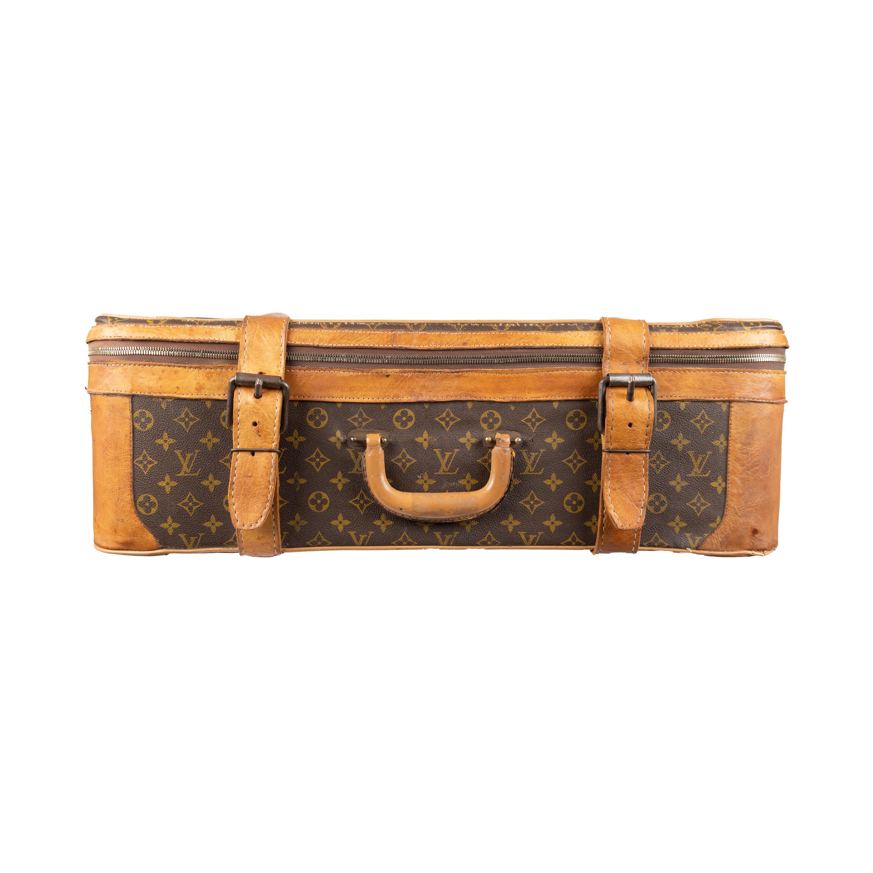 This Louis Vuitton Monogram Stratos 60 Travel Bag is an impeccable collector's piece crafted in Louis Vuitton's classic monogram coated canvas. It features reinforced top handle and brass hardware for superior durability, while its white fabric