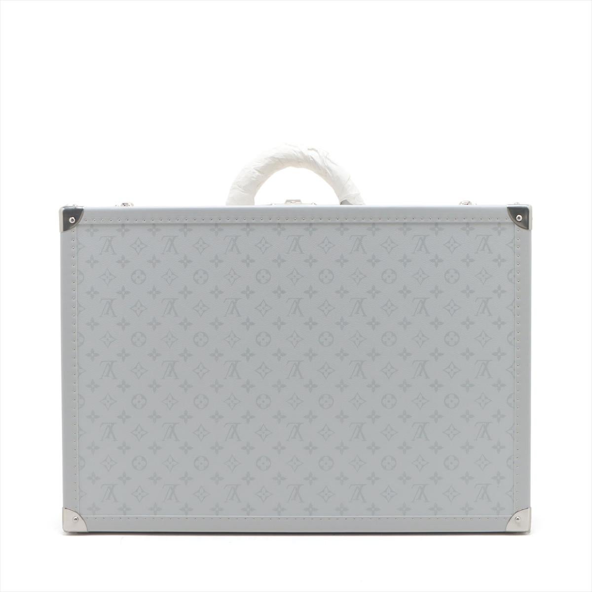 Brand: Louis Vuitton

Product: Monogram Taigarama Bisten 60 

Size: 61 x 45 x 18.5 cm  23.6 x 16.5 x 7.1 inches

Colour: White

Material: Taiga leather & Coated canvas

Hardware: Palladium brass metallic pieces

Condition:

Pristine: The product is