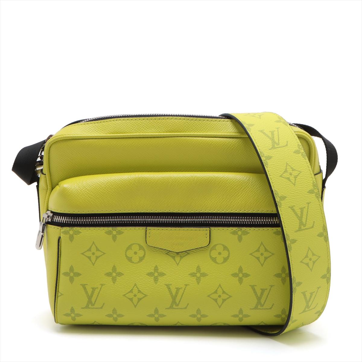 Die Louis Vuitton Taigarama Outdoor Messenger PM in Gelb verbindet Funktionalität mit modernem Stil. Die klassische Kuriertasche ist aus einer Ton-in-Ton-Kombination aus Taiga-Leder und beschichtetem Monogram-Canvas gefertigt. Das Hauptfach mit