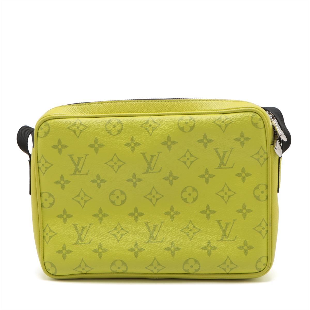 Louis Vuitton Monogram Taigarama Outdoor Messenger PM Gelb im Zustand „Gut“ in Humacao, PR