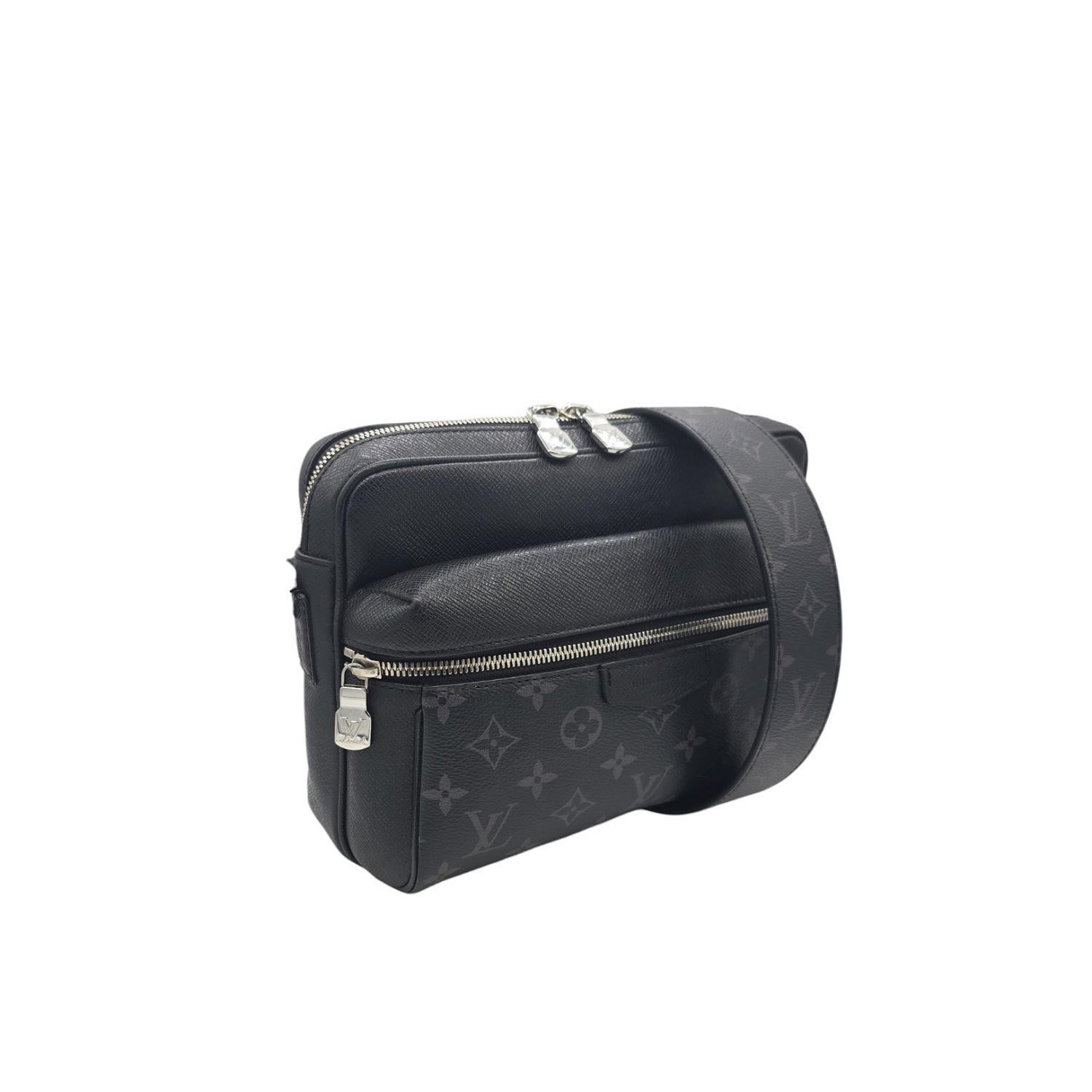 Questa messenger outdoor Louis Vuitton Taiga Monogram è realizzata in pelle di taiga a grana incrociata, con i classici accenti in tela rivestiti di monogramma Louis Vuitton. La borsa è dotata di una tasca frontale con cerniera e di una tracolla