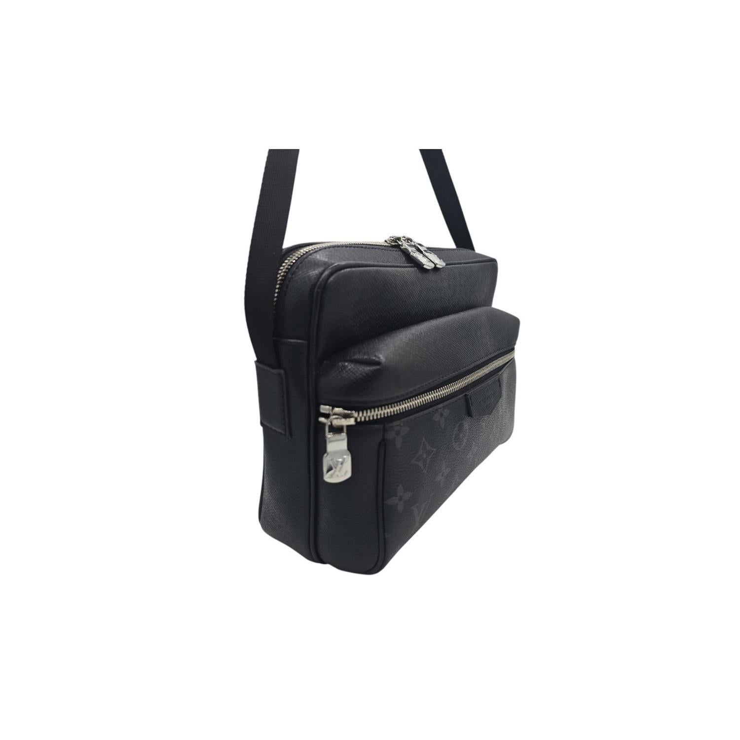 Borsa Messenger Louis Vuitton Monogram Taigarama Outdoor PM In condizioni ottime in vendita a Scottsdale, AZ