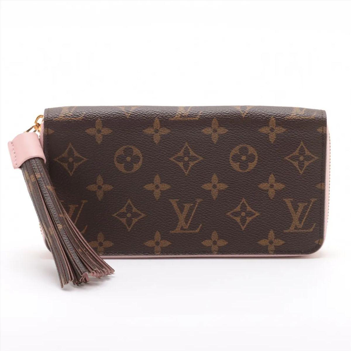 Il portafoglio Monogram Tassel Zippy di Louis Vuitton in Rose Ballerine è un accessorio elegante e funzionale realizzato con l'iconica tela Monogram. Elegato con un interno in pelle Rose Ballerine rosa tenue e una giocosa nappina in pelle sulla