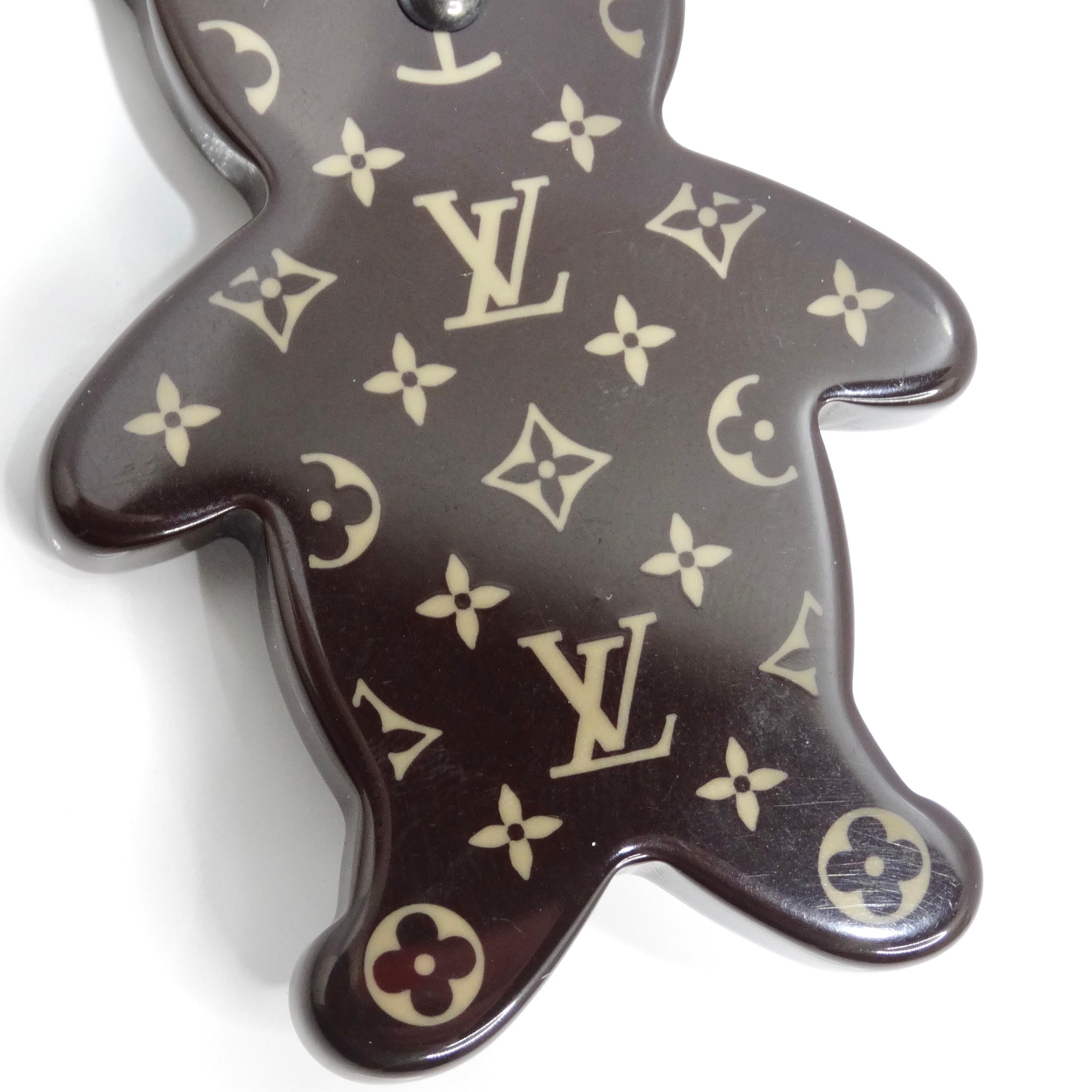 Monogrammierte Teddybär-Brosche von Louis Vuitton im Angebot 1