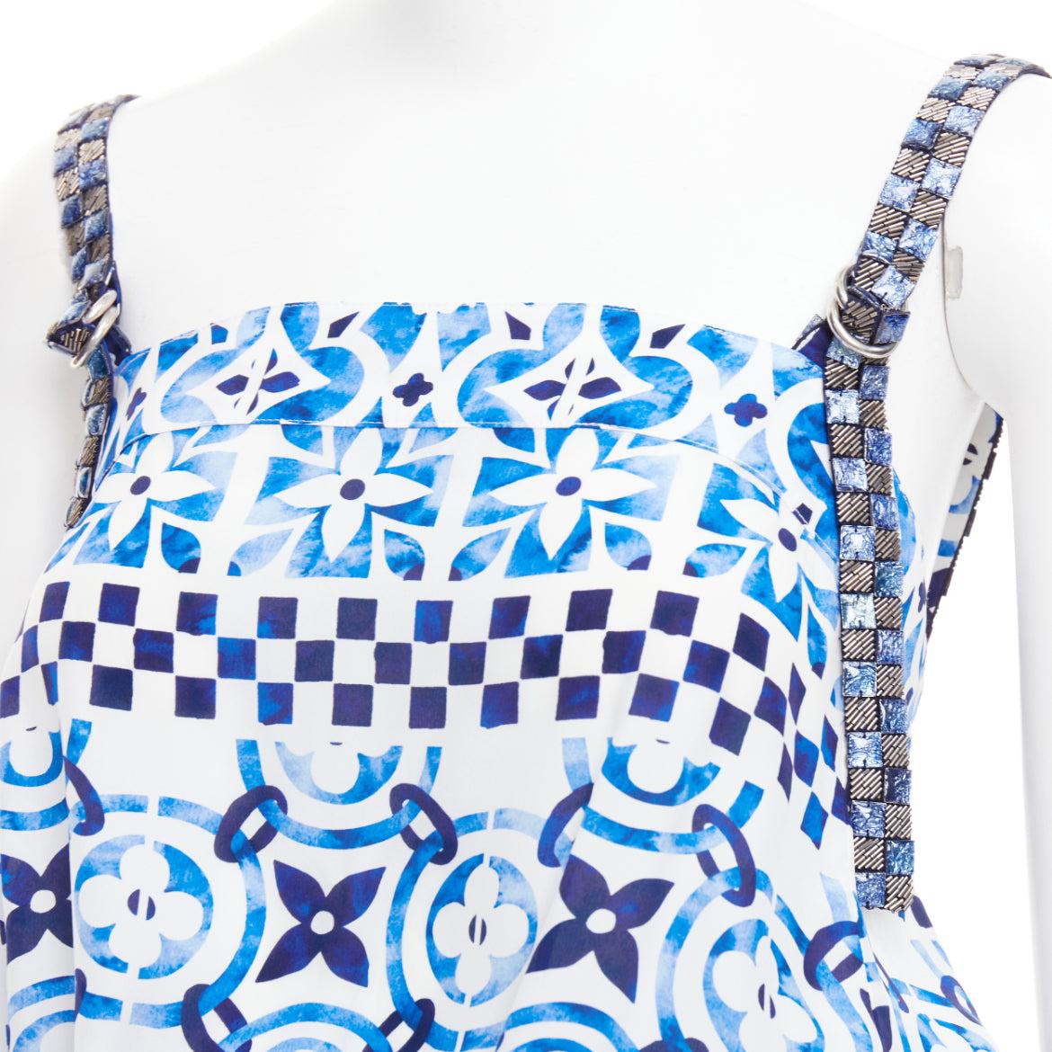 LOUIS VUITTON Monogram Tile 100% seta bianco blu maiolica cinturino playsuit FR34 XS
Riferimento: AAWC/A01353
Marchio: Louis Vuitton
Designer: Nicolas Ghesquiere
Model No: 1ABQHA
Collezione: 2023
Materiale: Seta
Colore: blu, bianco
Modello: