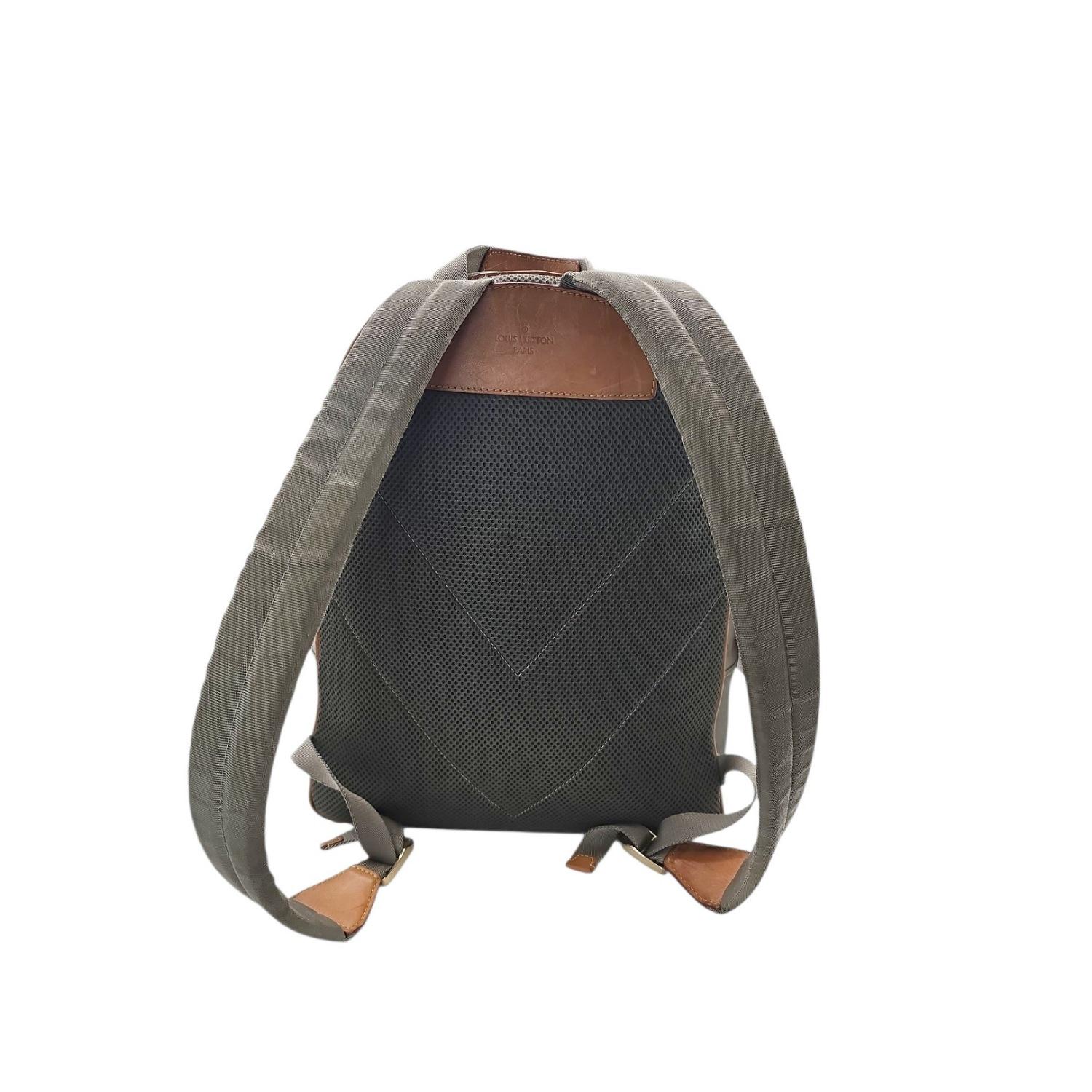 Le sac à dos Monogram Titanium PM de Louis Vuitton associe une toile enduite résistante de couleur gris titane à une garniture en cuir vachette pour un look sophistiqué et moderne. Conçu pour un usage quotidien, il est doté de deux bretelles