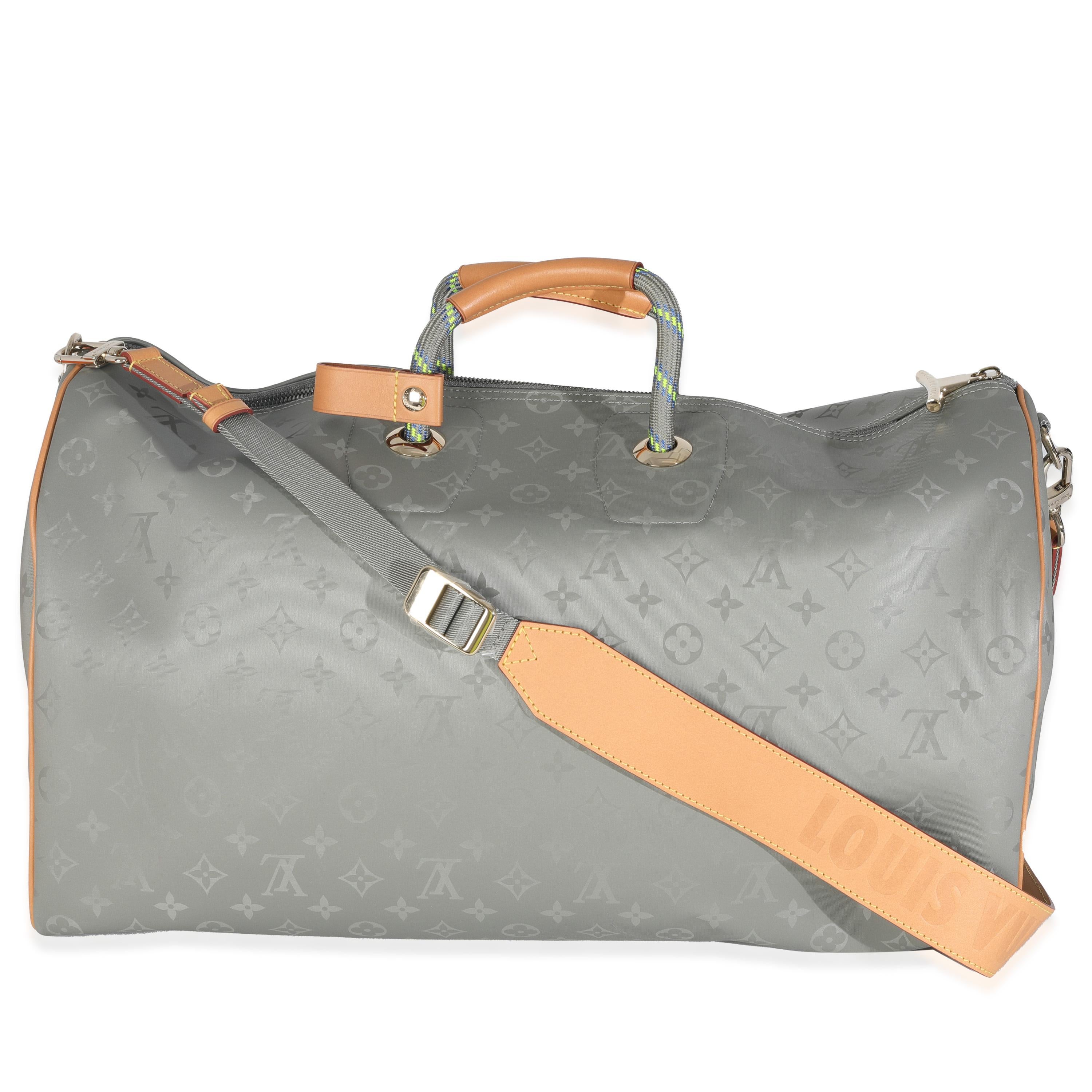 Título del listado: Louis Vuitton Monograma Titanio Keepall Bandouliere 50
SKU: Z146864
Estado: Seminuevo 
Descripción del estado: Un diseño de principios del siglo XX de Louis Vuitton, el bolso Keepall es el epítome del espíritu y la pasión de la