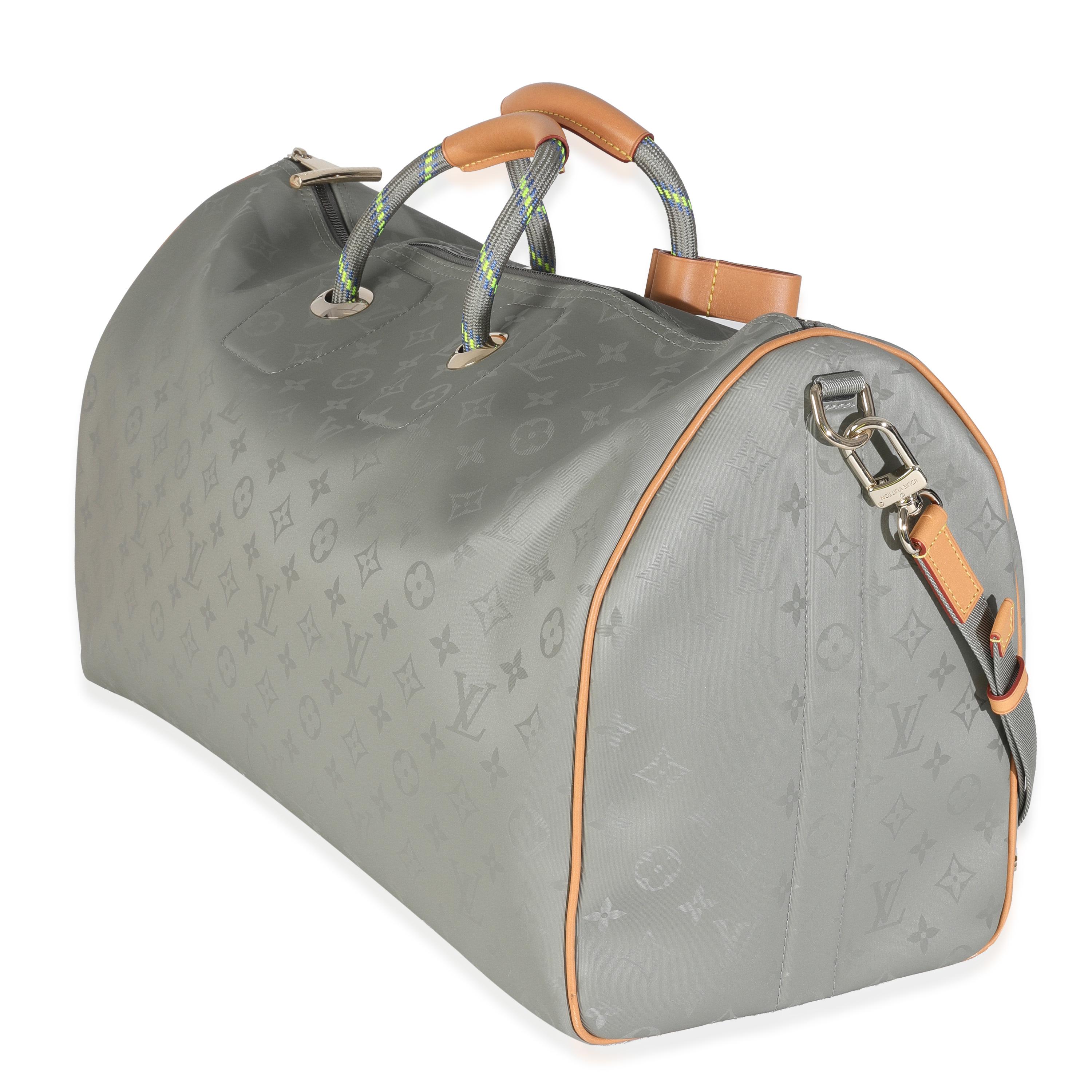 Louis Vuitton Monograma Titanio Keepall Bandolera 50 en Excelente estado para la venta en New York, NY