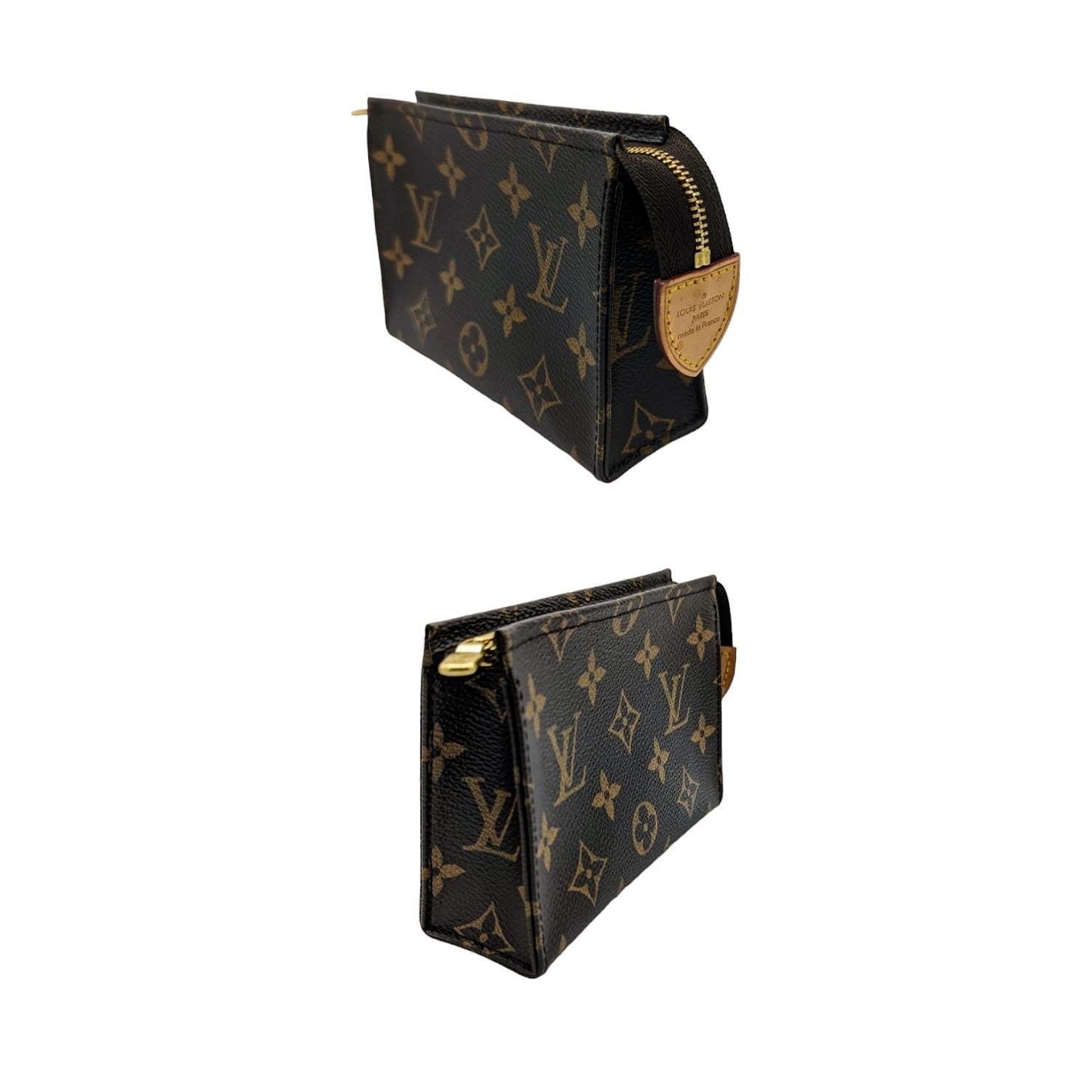 Louis Vuitton Monogram Toiletry 15 Pouch Cosmetic Case In Excellent Condition For Sale In Scottsdale, AZ