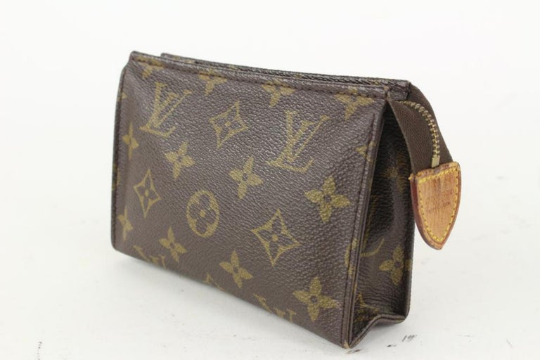 Louis Vuitton Monogram Toiletry Pouch 15 Cosmetic Case Poche Toilette  927lv31 For Sale at 1stDibs