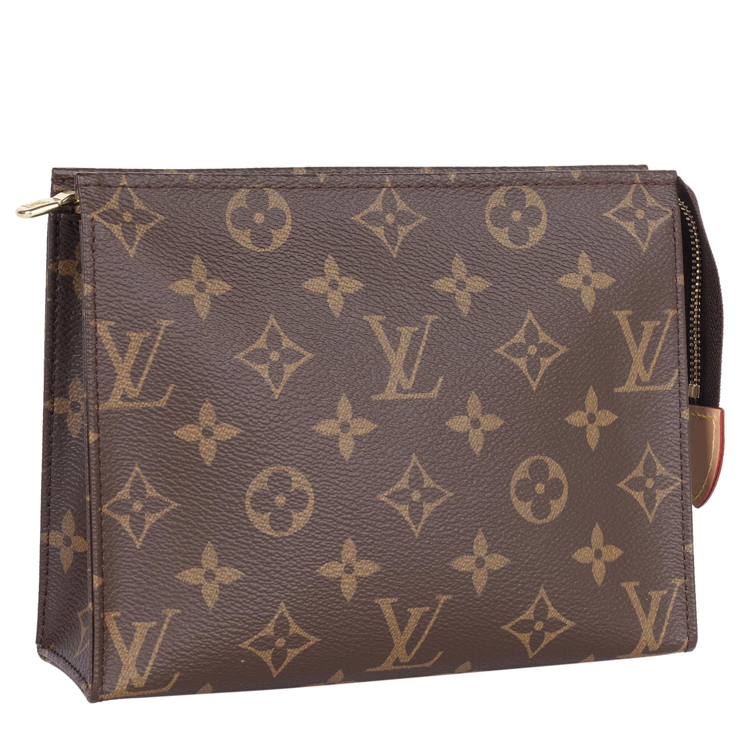 Authentique NEW Louis Vuitton Monogram Toiletry Pouch 19. Il se compose d'une toile monogramme en marron, d'une fermeture à glissière sur le dessus, d'une quincaillerie dorée et d'un intérieur lavable. 

Ce sac unisexe peut être utilisé comme