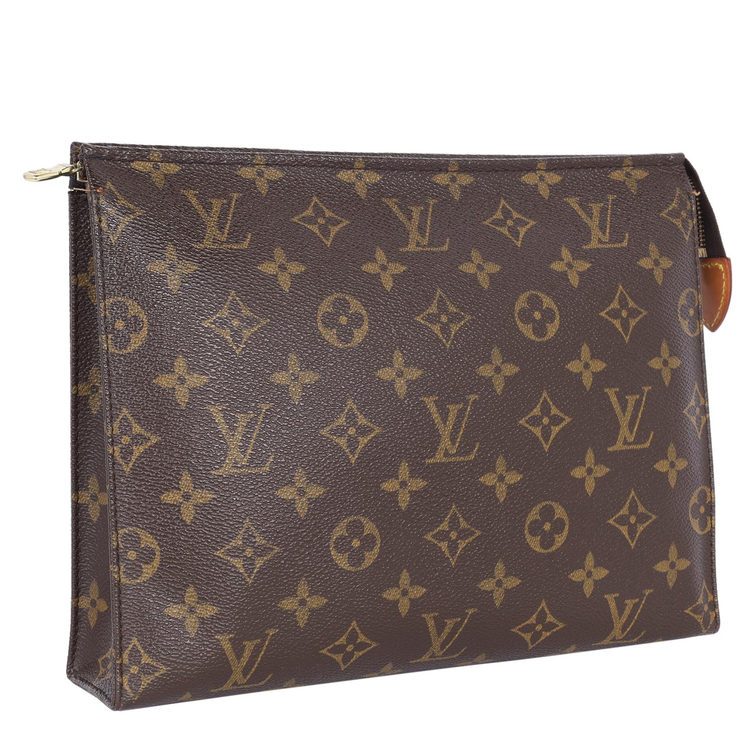 Authentique trousse de toilette monogramme 26 de Louis Vuitton. Il est doté d'une toile monogramme, d'une fermeture à glissière sur le dessus et d'un grand espace intérieur lavable. Vous allez adorer la taille parfaite de ce sac pour vos