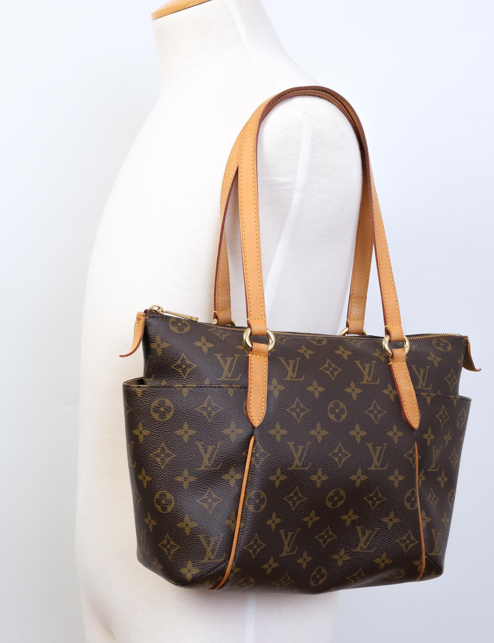 Monogrammierte Gesamt PM Geldbörse-Handtasche von Louis Vuitton im Zustand „Gut“ im Angebot in Montreal, Quebec