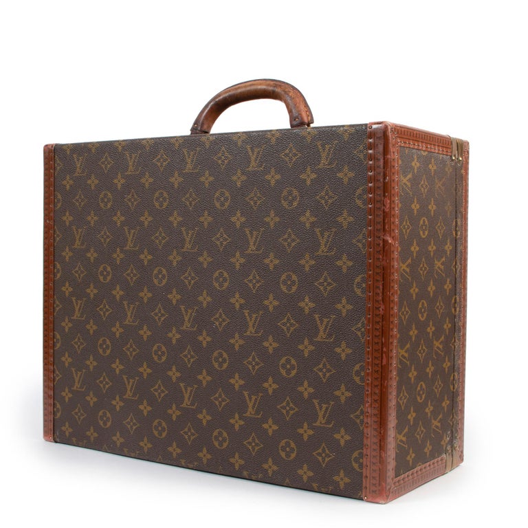 Louis Vuitton Monogram Travel Case

This Louis Vuitton Boîte is the perfect accessory in your interior! Crafted in monogram coated canvas. In the interior of the box two belts are featured to keep everything in place. 
