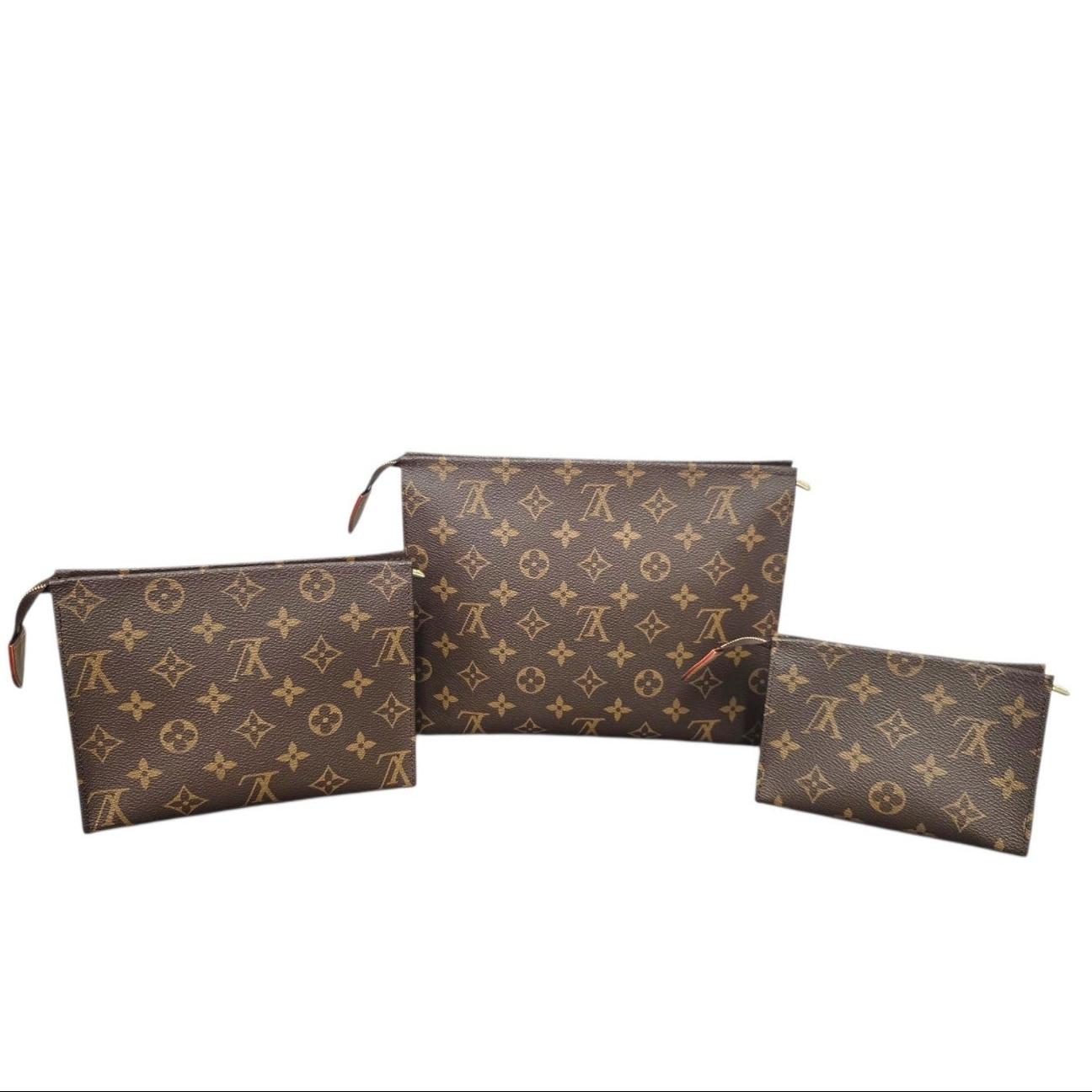 Il set di astucci da toilette Monogram Louis Vuitton, una collezione curata di tre astucci versatili, è realizzato con l'iconica tela rivestita di Monogram, con raffinate linguette in pelle Vachetta e minuteria dorata. Ogni astuccio è dotato di una
