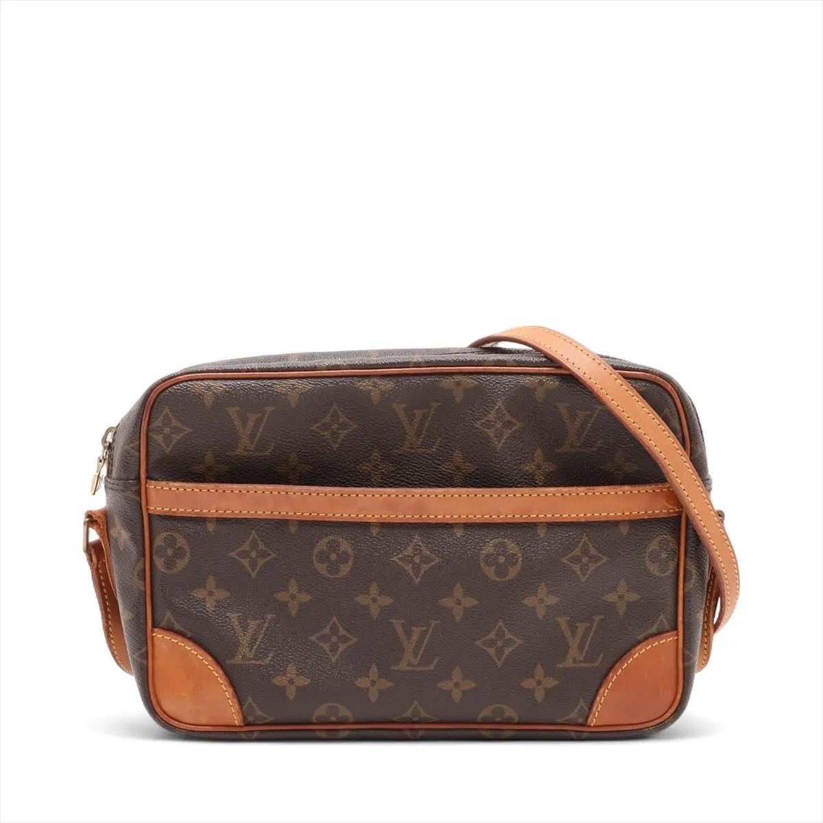 La Louis Vuitton Monogram Trocadero 27 è una borsa crossbody senza tempo che combina eleganza e praticità quotidiana. Realizzata con l'iconica tela Monogram e finiture in pelle di vacchetta naturale, emana la classica raffinatezza Louis Vuitton. La